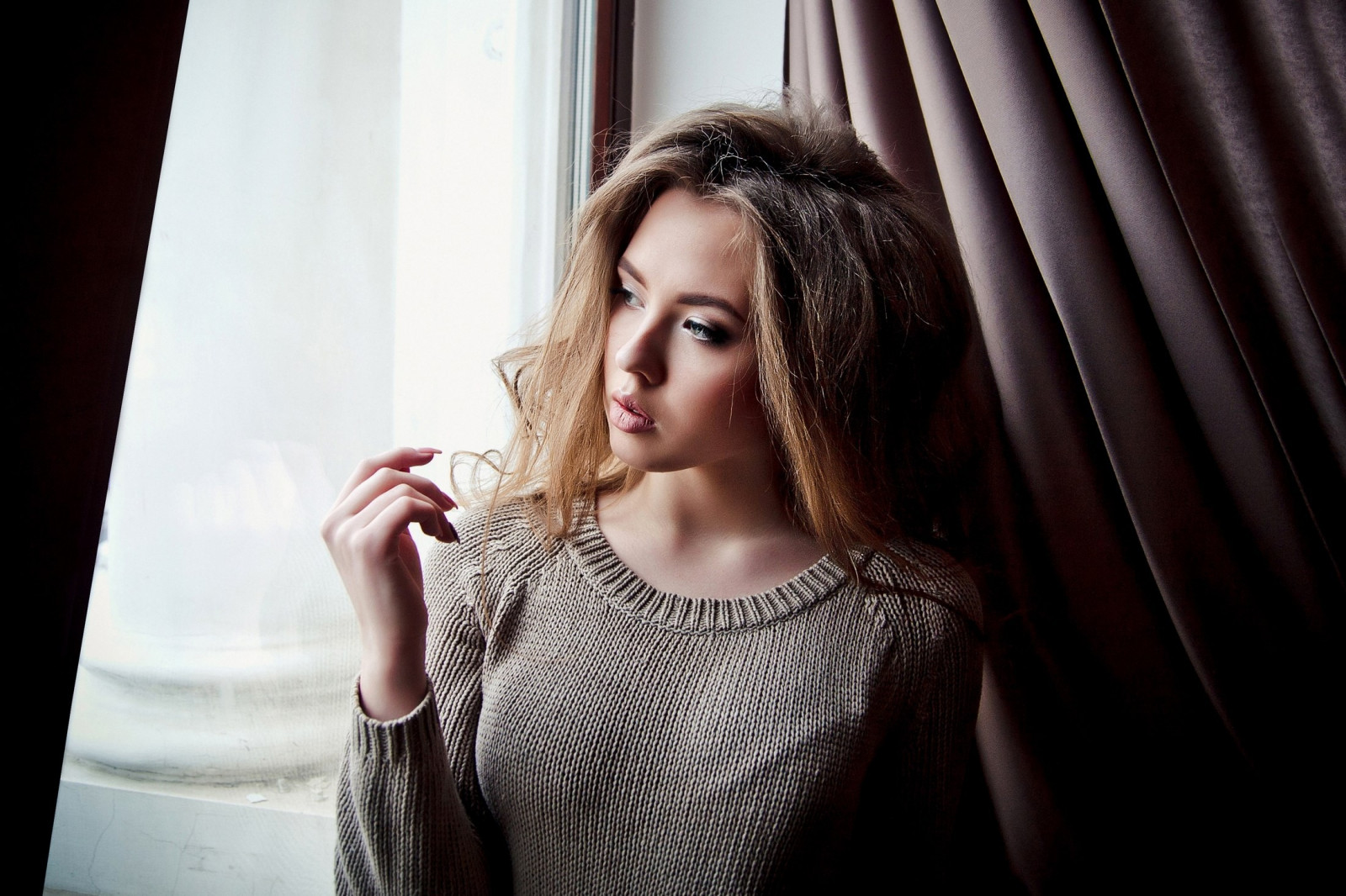 tvář, ženy, model, portrét, blondýnka, okno, dlouhé vlasy, fotografování, móda, Osoba, dívka, krása, oko, žena, dáma, blond, portrétní fotografie, focení, hnědé vlasy