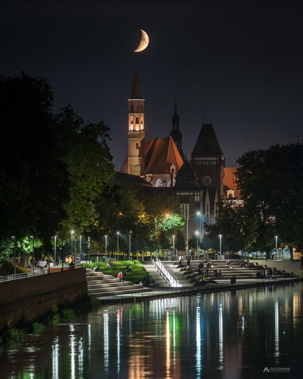 water,sky,building,nature,Moon,light