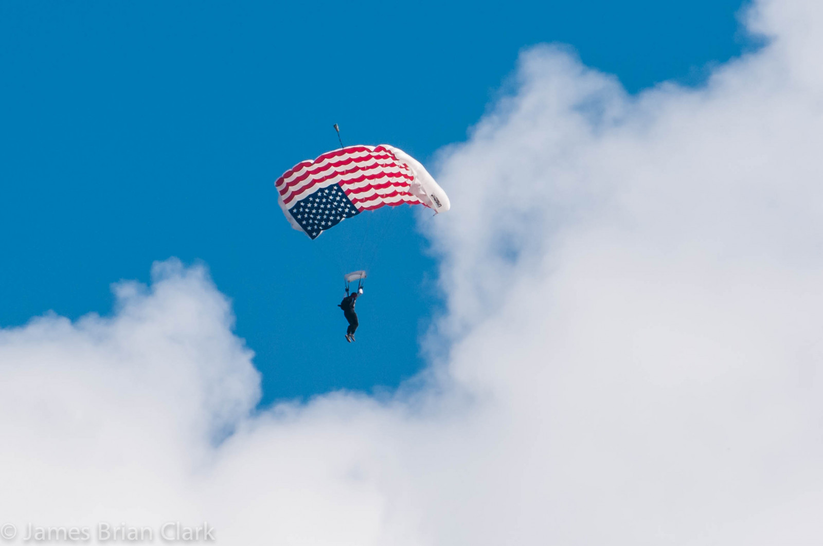 výše, modrý, nebe, lidé, muž, podzim, nahoru, sport, mraky, nebezpečí, seskok s padákem, zábava, Osoba, svoboda, Létat, vysoký, skok, skákání, riziko, vzduch, extrémní, Let, křídlo, Volný, uvolnit, terminál, letecký, dobrodružství, skokan, otáčení, volný čas, koníčky, aktivita, bezmotorové létání, rychlost, ve vzduchu, parašutismus, otáčení, výška, parašutista, sportovec, Vrtat, aktivní, kombinéza, padák, odvaha, profese, dovednost, parašutista, adrenalin, výsadkář