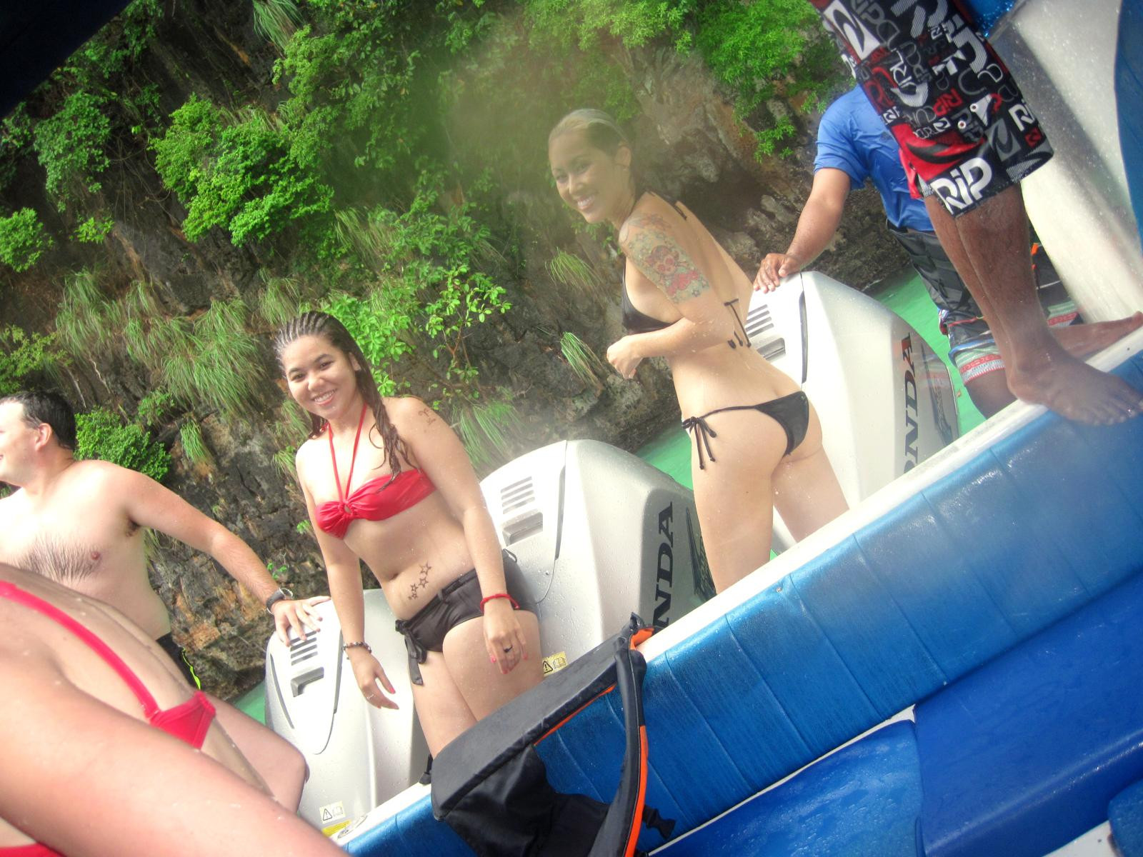 carità, spiaggia, pioggia, frutta, aereo, Tailandia, barche, tempio, isole, aeroporto, sabbia, Singapore, boccaglio, motoscafo, Budda, legnoso, orfanotrofio, Vietnam, spiagge, tuktuk, Phuket, Le moto, Cuchi, saigon, cibo di strada, bigbuddha, ladyboys, costumi da bagno, Orfanotrofi, Nhatrang, Vn, Bambùlandia, Phiphidon, Phiphiislands, salti all'indietro, volontariato, Simoncabaret, Xichlo, Elefanttrekking, Bombtwinz, Quyhung