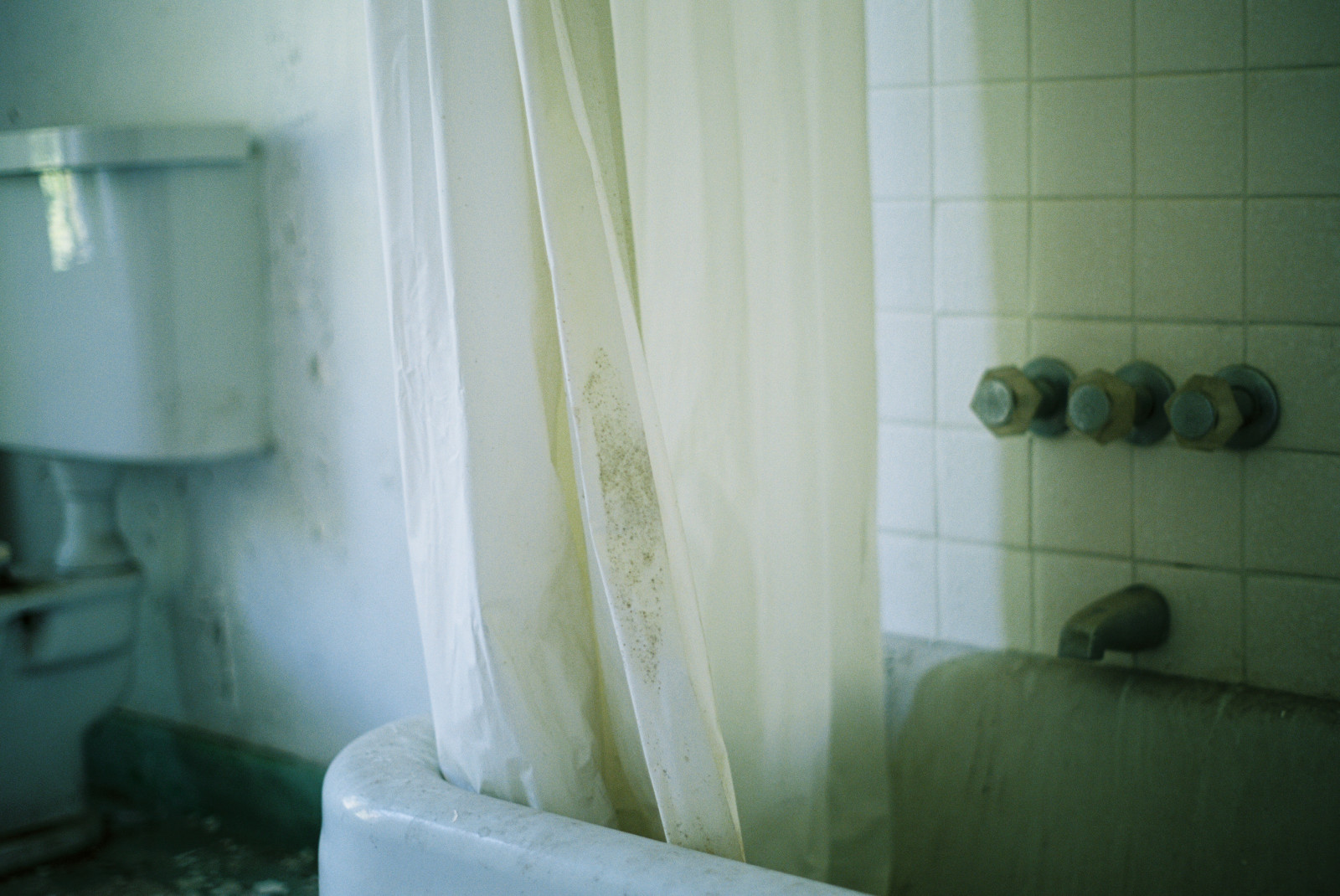 dør, blå, lys, skygge, tapet, hus, biograf, klassisk, forladt, film, hjem, smuk, kontrast, analog, 35MM, årgang, mørk, badeværelse, NewJersey, interessant, blød, humørsyg, Minolta, Kodak, tom, udforske, minoltax700, detaljer, koloniale, korn, 1800'erne, nj, minimal, historisk, hjemsøgt, uhyggelig, tilbageblik, udforske, døråbning, 35mmfilm, ledig, historisk, klassisk, badekar, palæ, analog, canonae1, enkel, filmisk, luksus, tidløs, indtrængen, X700, Ektar, filmphotography, flickrexplore, kodakektar100