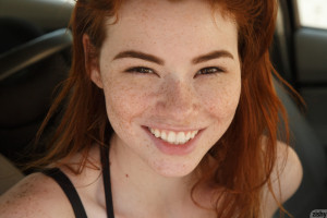 배경 화면 : Sabrina Lynn, 사진술, 빨간 머리, 모델, 여자들, 지시, 야외 여성, 웃고있는, 뷰어를보고, 주근깨