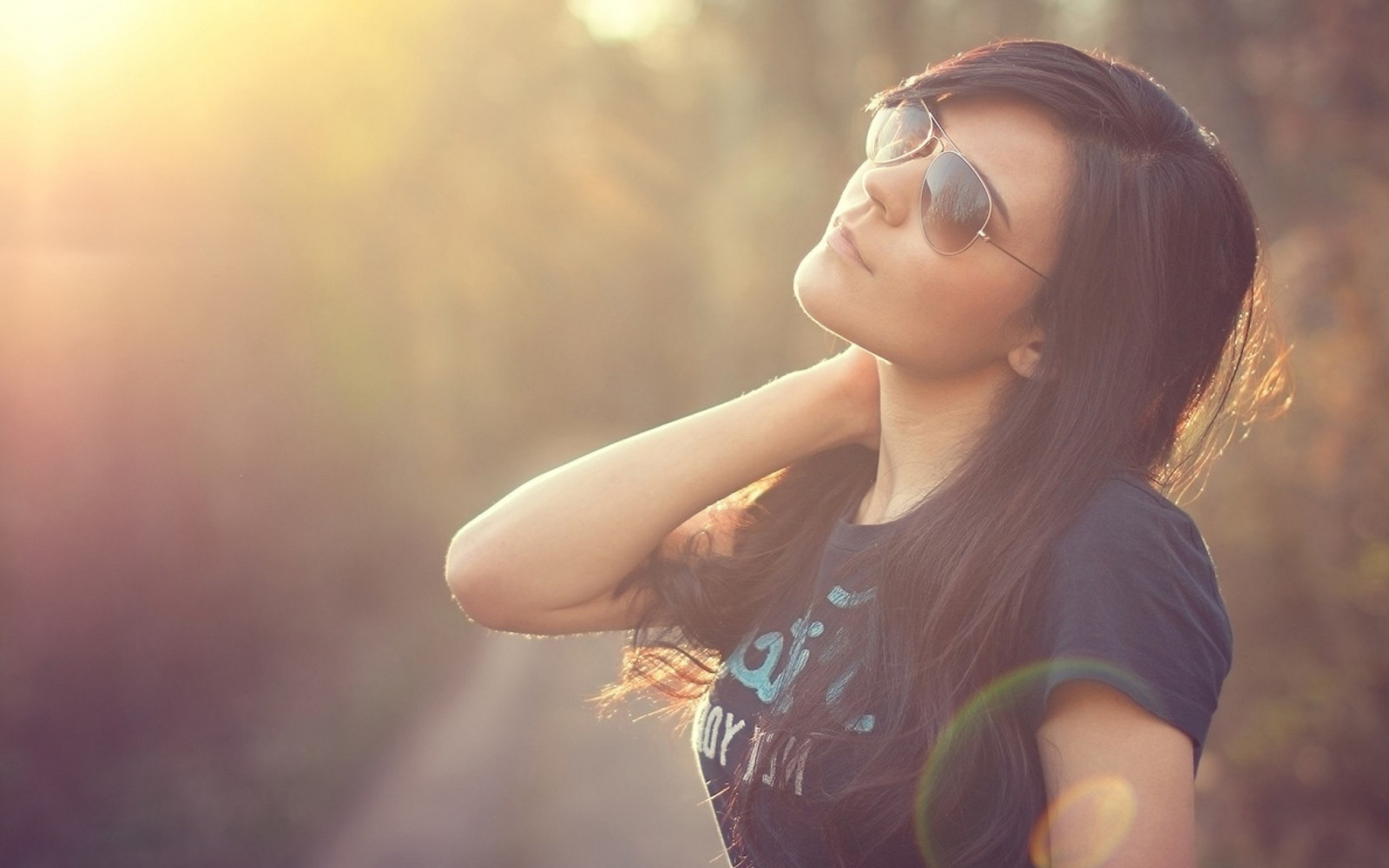2560x1600 px, brunette, solbriller, T skjorte, kvinner, kvinner utendørs