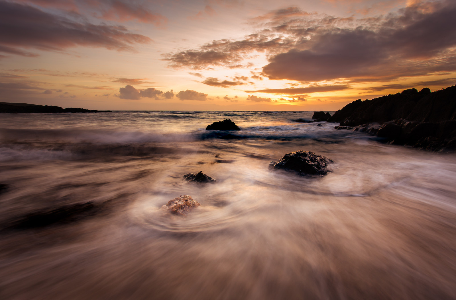slunečnímu záření, západ slunce, moře, záliv, Skála, Příroda, pobřeží, písek, odraz, nebe, pláž, svítání, večer, ráno, pobřeží, slunce, horizont, soumrak, Wales, mrak, svítání, oceán, mořské scenérie, vlna, pobřeží, přímořská krajina, materiál, Anglesey, Cymru, atmosférický jev, tělo z vody, mořská vlna, meteorologický jev, ynysmon, glanymor, rhyswynparry