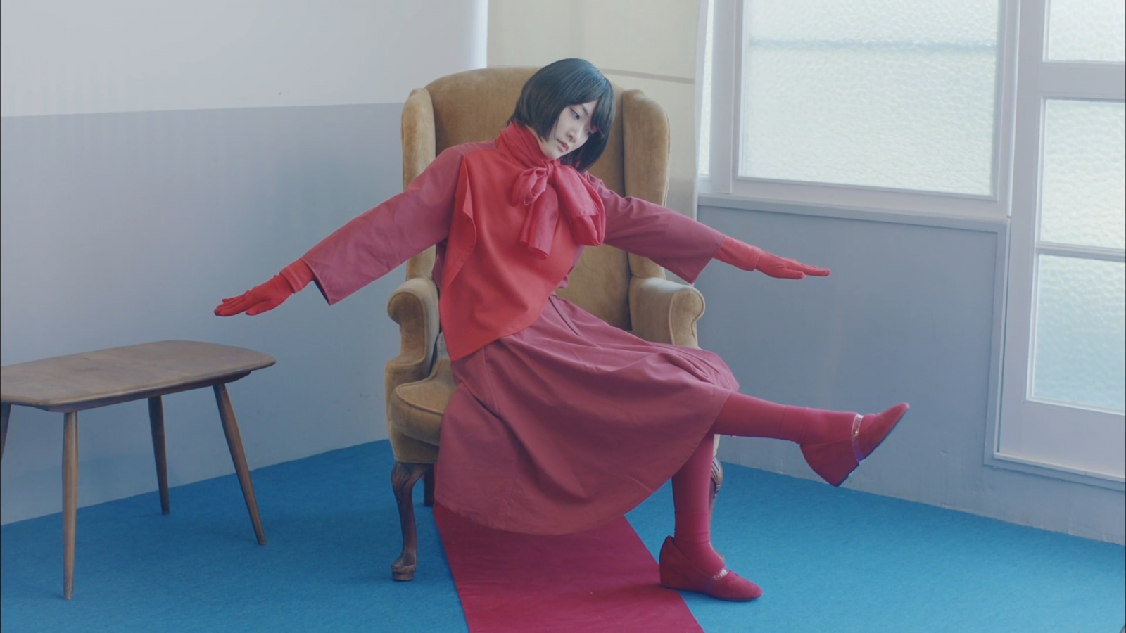 ženy, odvrátila, krátké vlasy, bruneta, asijský, sedící, rukavice, černé vlasy, židle, červené šaty, šátek, Hračka, oblečení, hrát si, Nogizaka46, lidských pozice