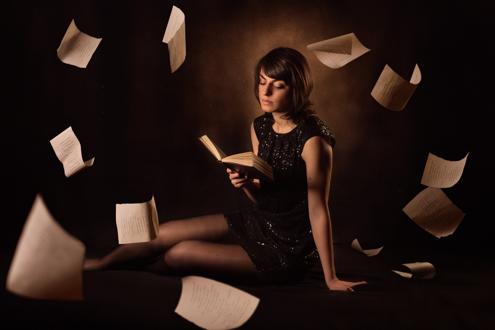 sort, Kvinder, model, fotografering, bøger, læsning, mode, lys, skønhed, mørke, 1920x1280 px, humane positioner, Photo shoot