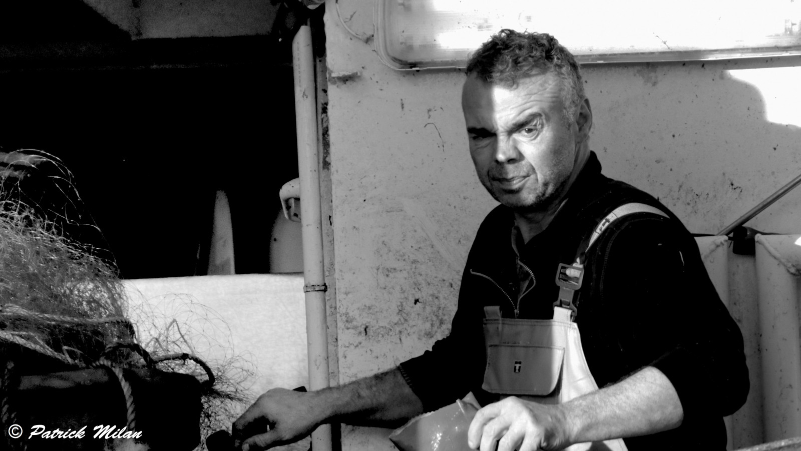 ansigt, mennesker, hvid, sort, skib, båd, monokrom, portræt, gade, sløjfe, fotografering, fisk, Person, fiskeri, noir, sejlads, sort og hvid, smuk, dreng, bw, saariysqualitypictures, ocean, mand, havn, Gade syn, human, Havn, fotografi, kaj, quai, bøje, beau, bateau, voilier, rue, blanc, han-, muskel, noiretblanc, nb, personne, gens, Candide, Plouguin, Ploudalmezeau, Portsall, Kersaint, Landunvez, Landeda, Lannilis, treglonou, saintpabu, Pabu, Abers, bretagne, Bretagne, BZH, saintrenan, Renan, Lanildut, aberwrach, Lampaul, Plouarzel, Breles, Iroise, homme, viril, sort og hvid, monokrom fotografering, bugserbåd, skrog, poisson, opdrift, Finistere, peche, pecheur, garcon, isherman