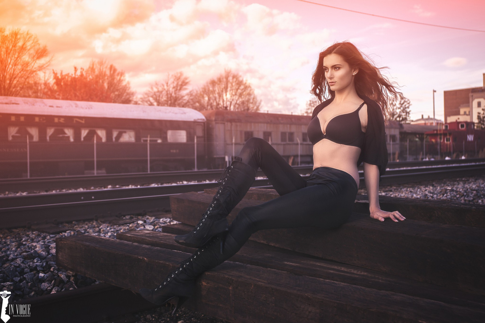 ženy, model, odvrátila, sedící, vysoké podpatky, fotografování, šaty, podprsenka, móda, spodní prádlo, černé podprsenky, kolena vysoké boty, oblečení, kožené kamaše, Joanna Wroten, Lance Andrews, dívka, krása, žena, dáma, noha, fotografie, obraz, focení