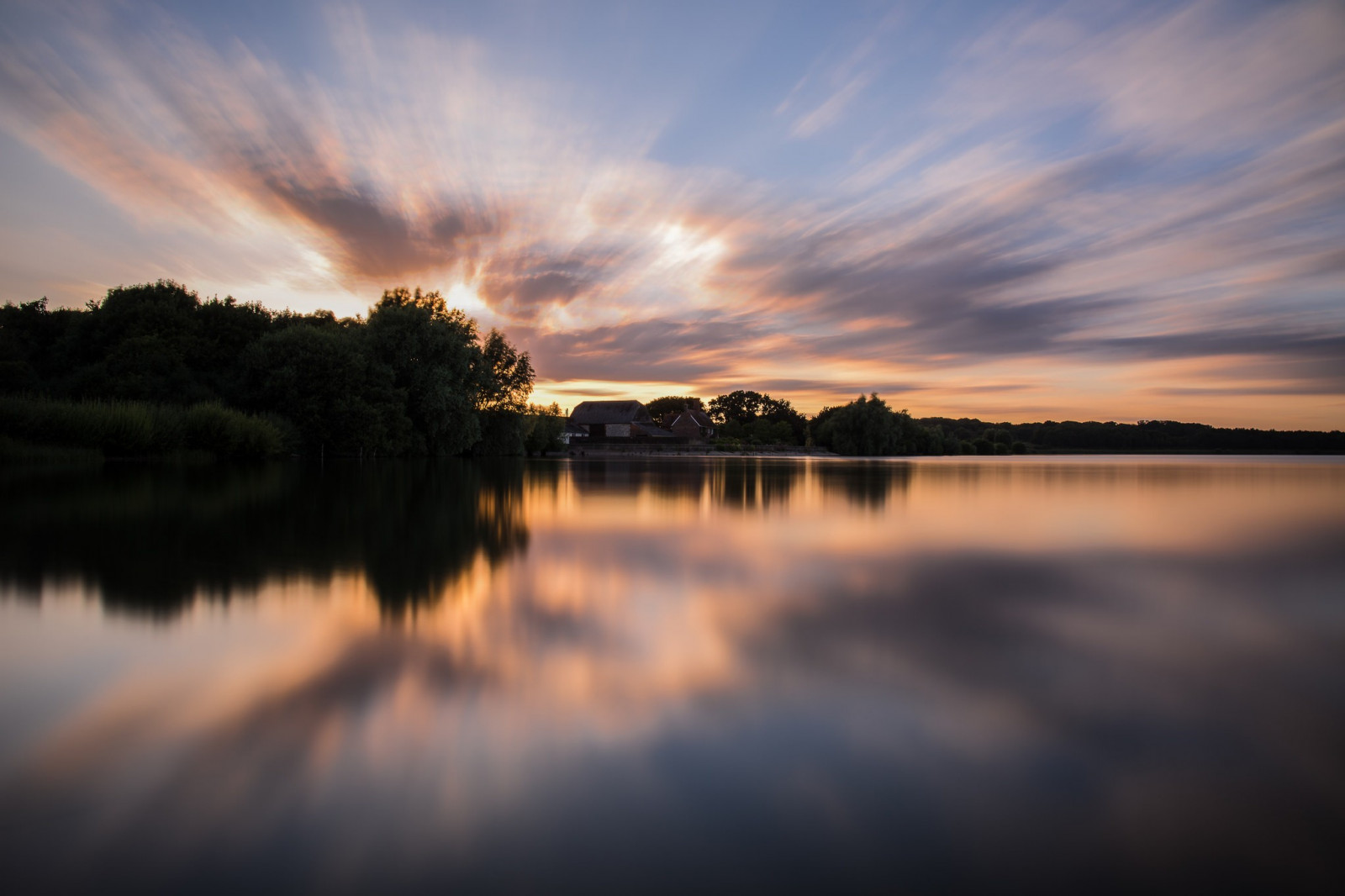 slunečnímu záření, stromy, krajina, západ slunce, moře, jezero, voda, Příroda, odraz, nebe, rostliny, fotografování, svítání, večer, ráno, řeka, slunce, horizont, atmosféra, soumrak, mrak, svítání, nádrž, jezero, atmosférický jev, odlesk, meteorologický jev