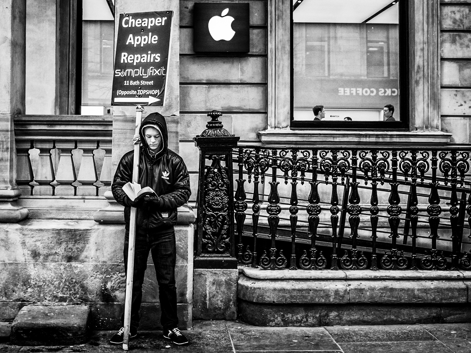 คน, ขาวดำ, หน้าต่าง, เมือง, ถนน, เมือง, อาคาร, ผนัง, ถนน, การถ่ายภาพ, สกอตแลนด์, บ้าน, ลงชื่อ, เมือง, ยืน, ยุโรป, อังกฤษ, สหราชอาณาจักร, กลาสโกว์, โครงสร้างพื้นฐาน, ดำและขาว, แอปเปิ้ล, bw, applestore, รูปถ่าย, streetphotography, Ricoh, ตรงไปตรงมา, ภาพ, schwarzweiss, Greatbritain, Ricohgr, strassenfotografie, ถนน, ประเทศอังกฤษ, gb, สหราชอาณาจักร, ซุ้ม, เขตเมือง, ดำและขาว, ถ่ายภาพขาวดำ, ป้ายโฆษณา, พื้นที่สาธารณะ, จุดปลาย, โซนโฟกัส, zonefocusing, snapfocus, mistergc