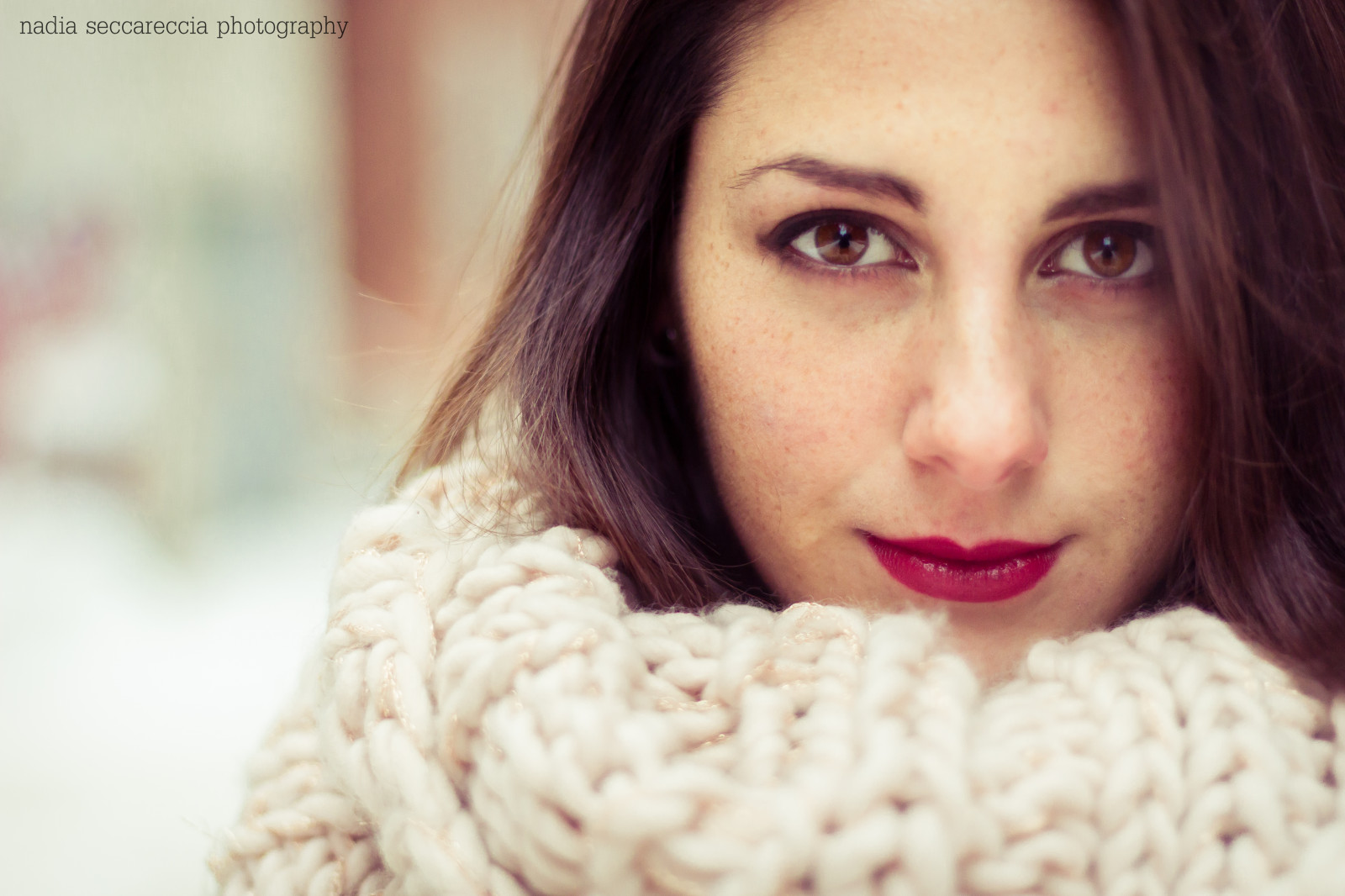 model, portræt, by, langt hår, by-, rød, vinter, tæt på, Canon, læber, halstørklæde, Canada, pels, næse, hud, Montreal, Quebec, pige, skønhed, smil, øje, kvinde, kvinde, stirre, læbe, hals, blond, 60d, kind, portrætfotografering, Photo shoot, brunt hår, menneskehår farve, hår farve, øjenbryn, tæt på, øjenvipper, strikning, mtl, livemontreal, mtlmoments