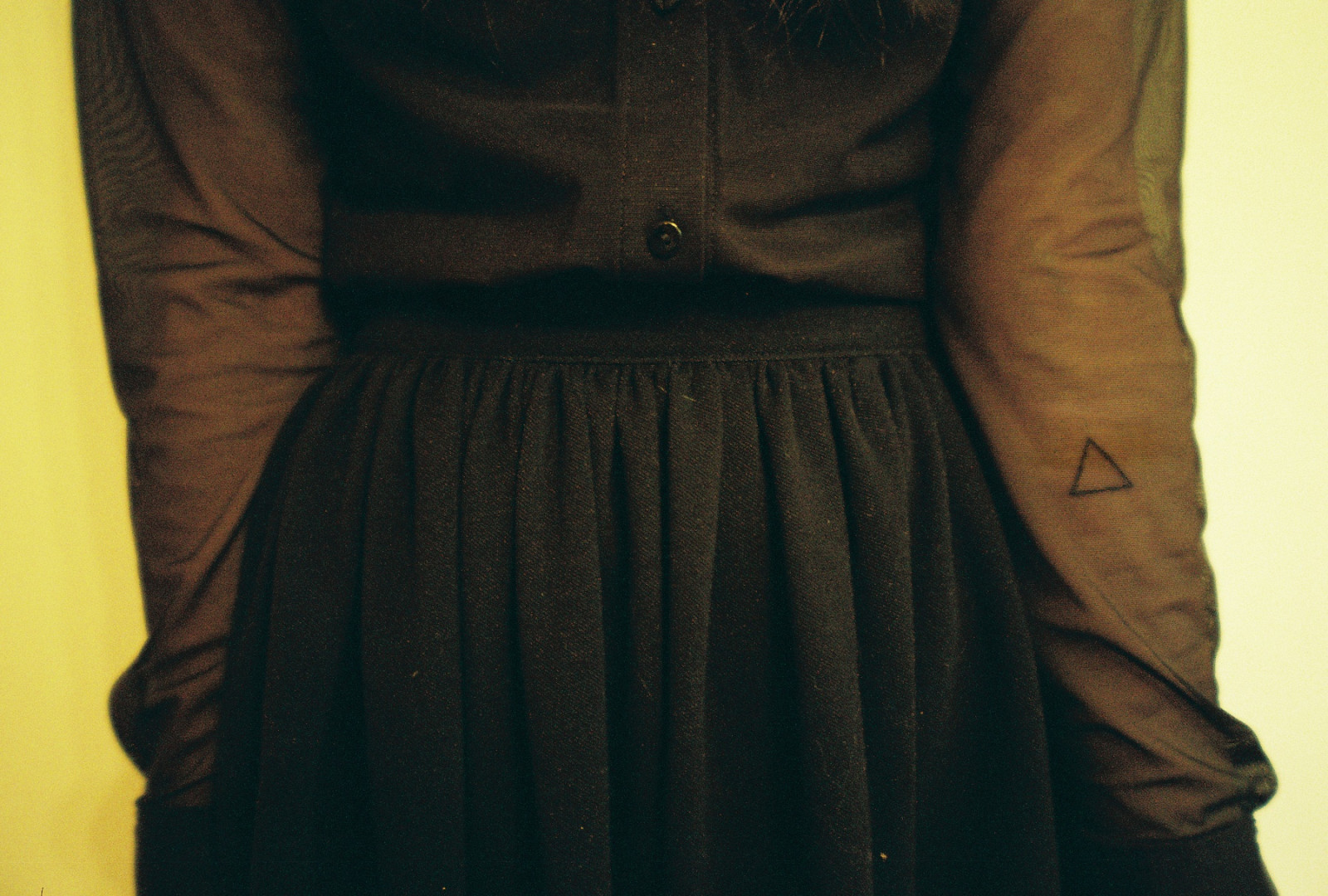 negro, vestir, tatuaje, triángulo, cuero, yate, terciopelo, niña, película, textil, hombro, oficial, Pequeño vestido negro, ropa de calle, American Apparel, Hora de la realeza, De antemano por, Sorpresa