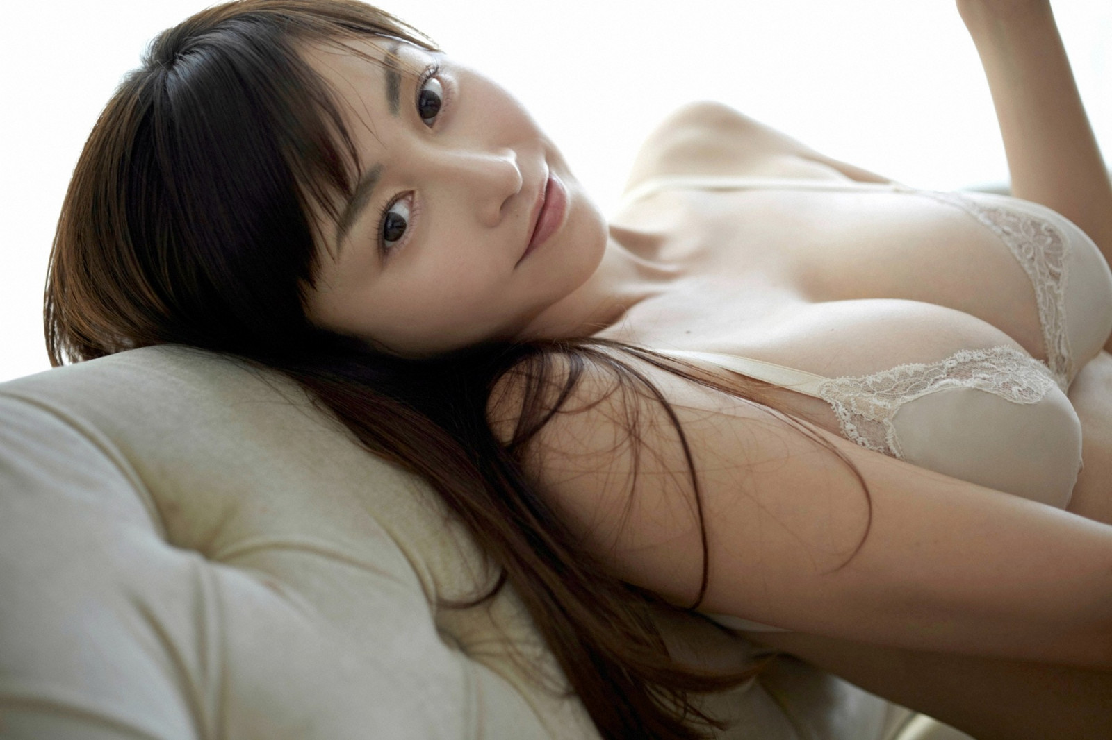 donne, modello, capelli lunghi, brunetta, asiatico, divano, capelli neri, capelli, bocca, biancheria intima, capi di abbigliamento, Sugihara Anri, ragazza, bellezza, mano, signora, dito, gamba, biondo, acconciatura, servizio fotografico, capelli castani, arte modello, interazione, rotocalco idolo, indumento intimo