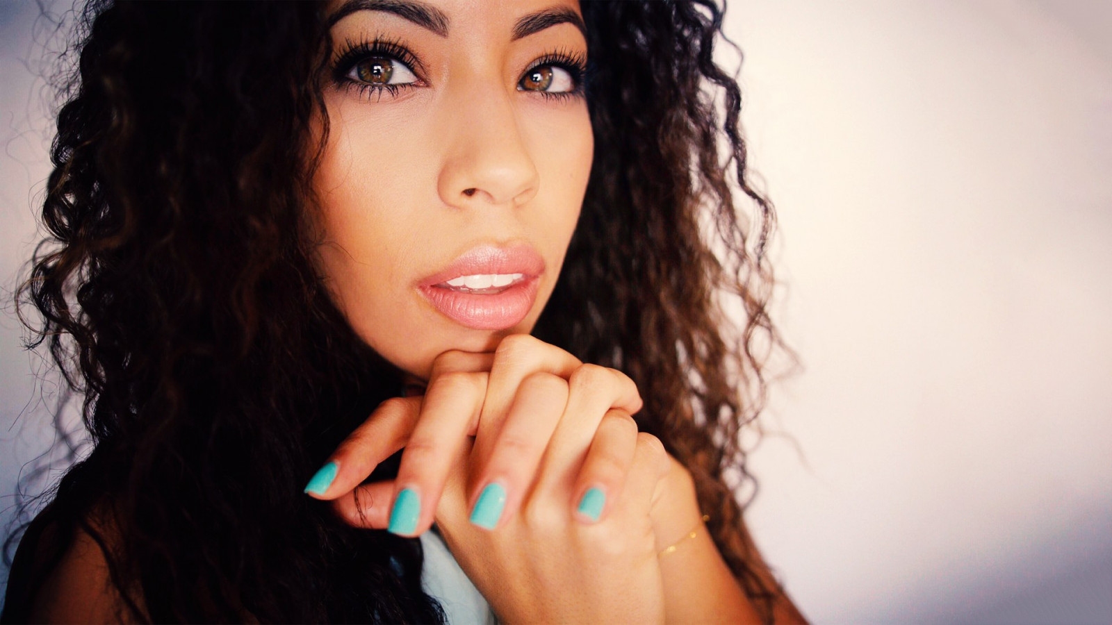 tvář, model, portrét, dlouhé vlasy, fotografování, zpěvák, černé vlasy, vlasy, pusa, emoce, Osoba, kůže, hlava, zpěv, Chia Habte, barva, dívka, krása, usměj se, oko, žena, ruka, dáma, prst, fotografie, smysl, ret, účes, portrétní fotografie, focení, hnědé vlasy, mimika, Lidské tělo, orgán, zblízka