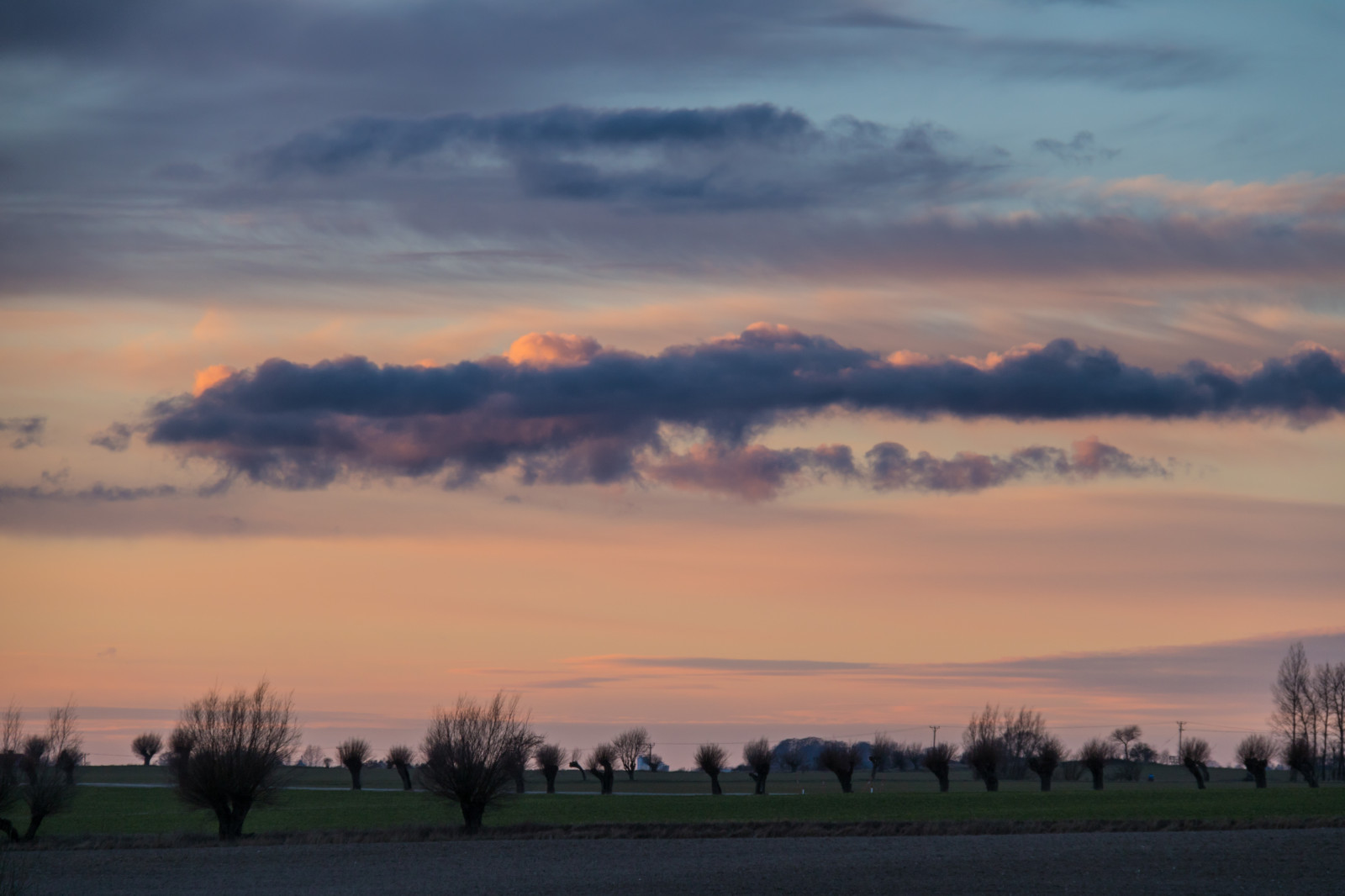 slunečnímu záření, krajina, západ slunce, kopec, nebe, pole, svítání, večer, ráno, horizont, atmosféra, soumrak, mrak, svítání, nebe, solnedg ng, venkov, moln, skymning, landsbygd, landskap, prostý, prérie, venkov, atmosférický jev, odlesk, meteorologický jev