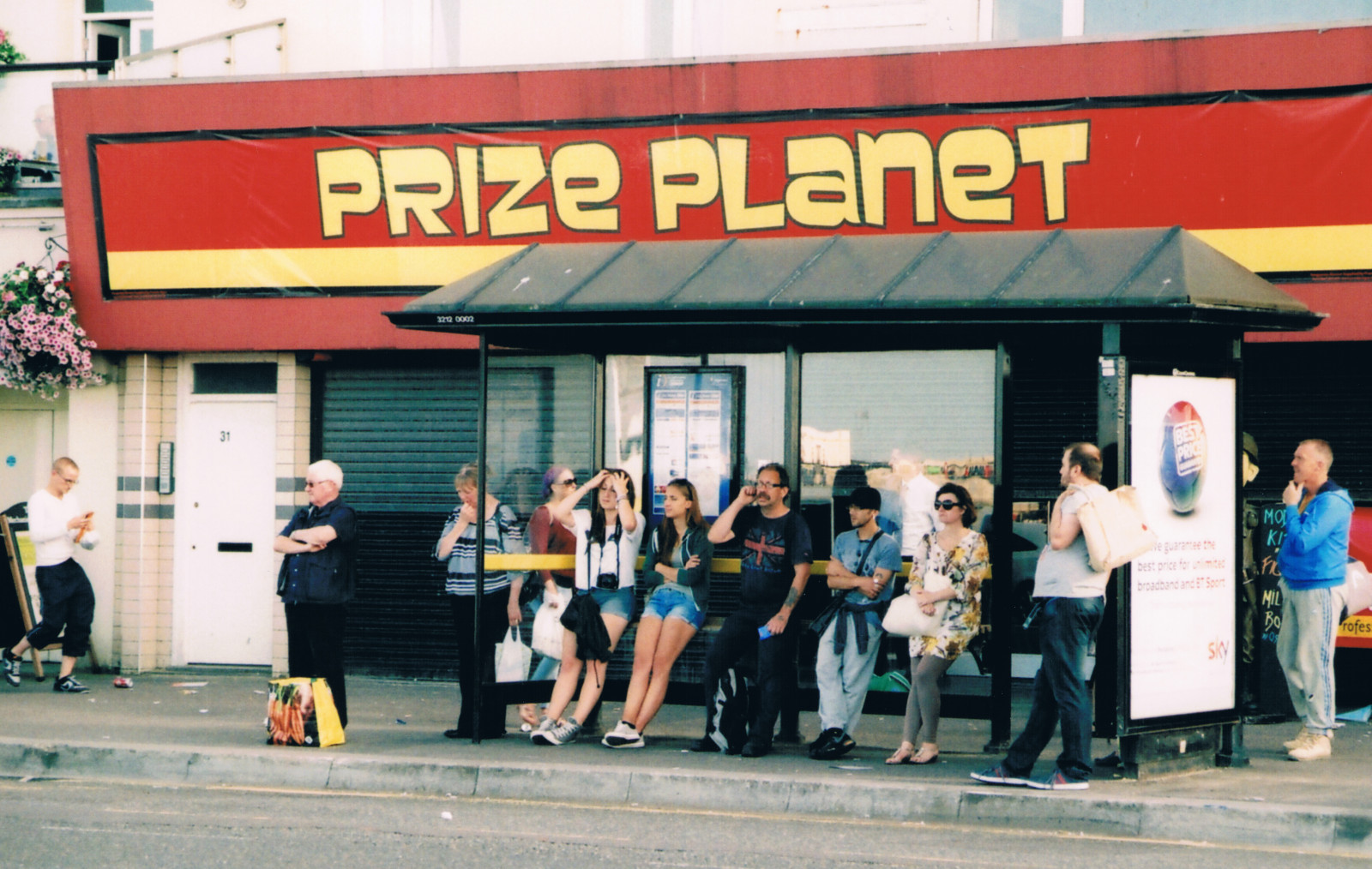 gade, mennesker, by-, film, Offentlig, 35MM, kent, sidder, busstoppested, sidde, analog, siddende, Margate, fujisuperia, minolta505si, streetphptography, timmranson