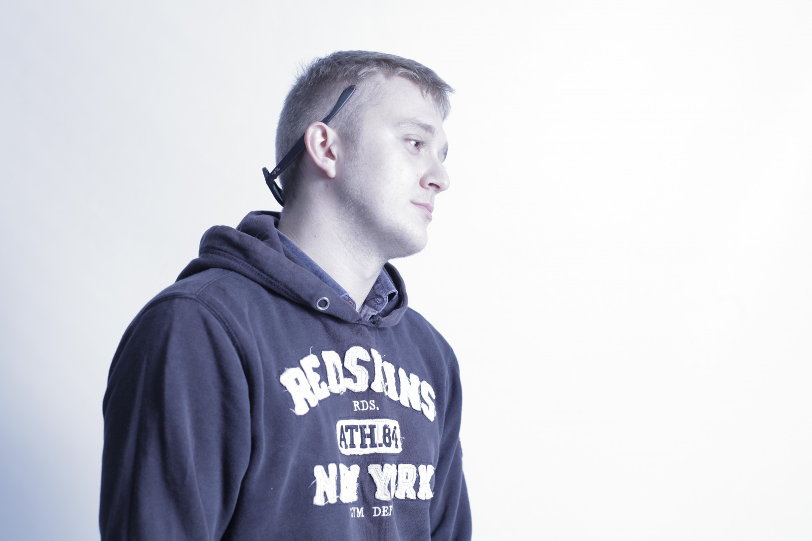 uomini, maglietta, sfondo semplice, fotografia, blu, rap, Persona, capi di abbigliamento, Vald