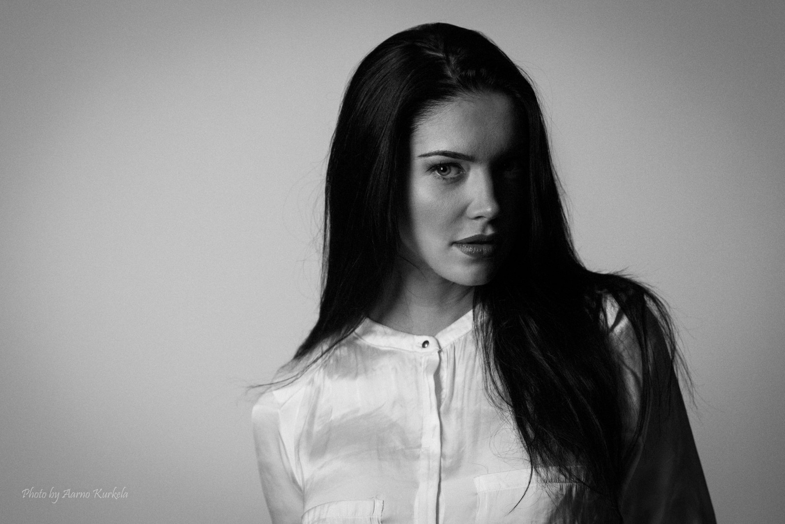 tvář, bílý, Černá, černobílý, model, portrét, dlouhé vlasy, bruneta, sedící, fotografování, móda, vlasy, Polsko, Warsaw, Studio, Osoba, hlava, Černý a bílý, dívka, krása, tělesné, oko, žena, dáma, sexy, fotografie, modelování, účes, polska, nikond810, Černý a bílý, monochromatické fotografování, lidských pozice, portrétní fotografie, focení, hnědé vlasy, umění model, aarnokurkela, tamron70200, warszawa, modelka