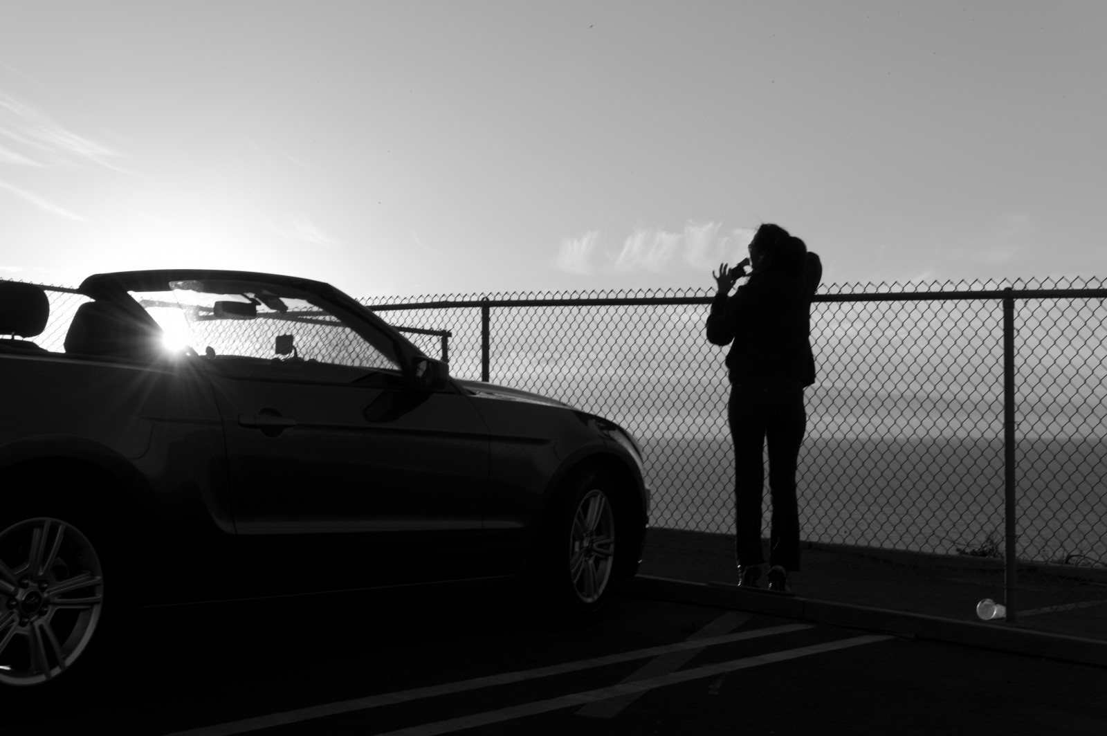 černobílý, západ slunce, moře, auto, vozidlo, fotografování, silueta, večer, slunce, Kalifornie, Spojené státy americké, sportovní auto, cabrio, Leica, Konvertibilní, řidičský, Mustang, Černý a bílý, 50mm, Amerika, fotografie, oceán, kolo, přímořská krajina, ca, superauto, noiretblanc, blackwhitephotos, monochrom, Ford Mustang, Tichý oceán, blanconoir, leicamonochrom, dalycity, dalycityca, pozemní vozidla, automobilového designu, automobilový exteriér, automobil make, luxusní vůz