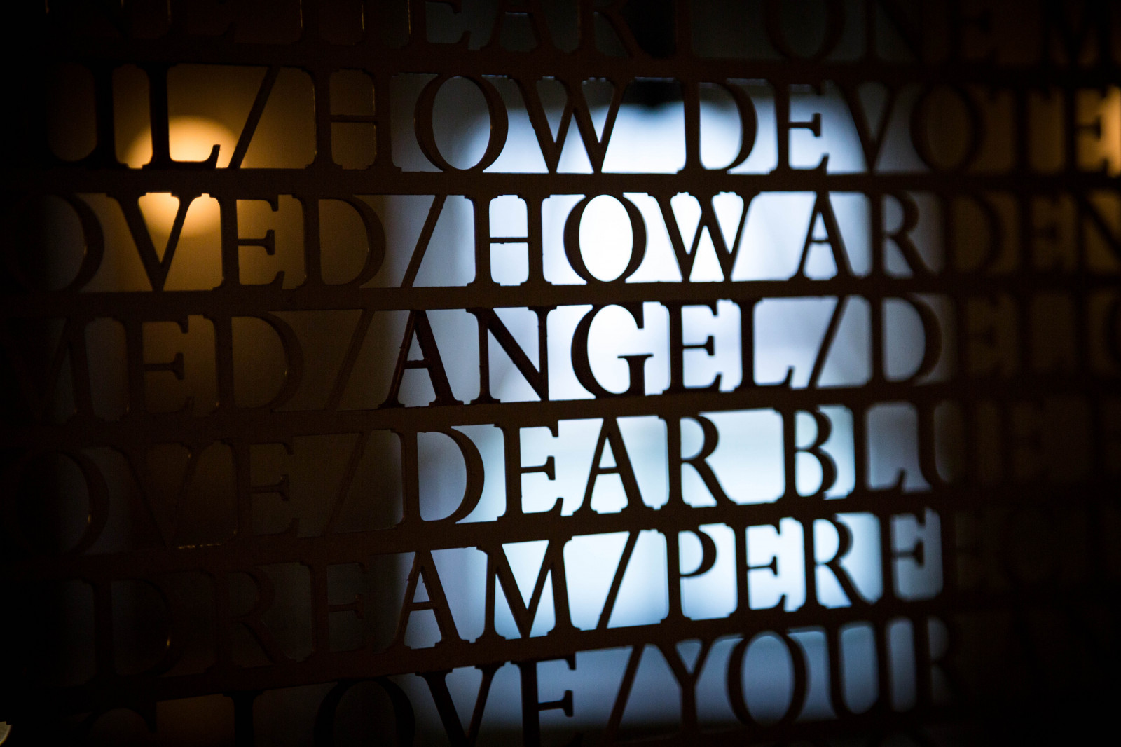 Londýn, okno, noc, anděl, text, Anglie, sklenka, Královna, Spojené království, Victoria, palác, královský, Automaticky, světlo, osvětlení, písmena, tma, slovo, Viktorie, greatbritain, Spojené království, Británie, slova, počítač tapeta, font, kensington, Kensingtonpalace, královská rodina