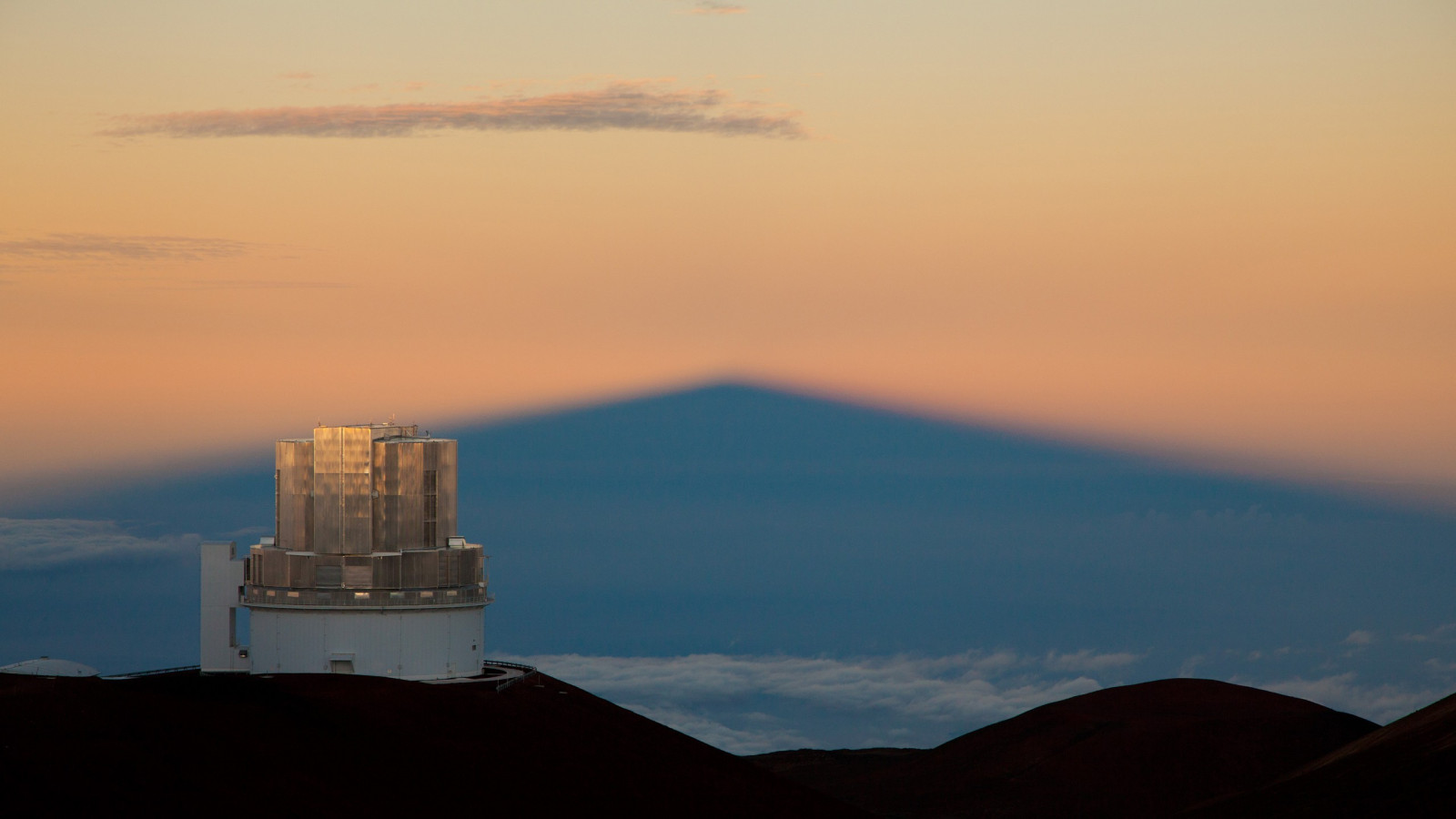 slunečnímu záření, krajina, hloubka pole, západ slunce, moře, architektura, kopec, Příroda, budova, odraz, nebe, mraky, svítání, kopce, večer, ráno, věž, mlha, slunce, horizont, atmosféra, Spojené státy americké, soumrak, Hawaii, subaru, dalekohled, observatoř, opar, mrak, hora, svítání, 2560x1440 px, atmosférický jev, Atmosféra Země