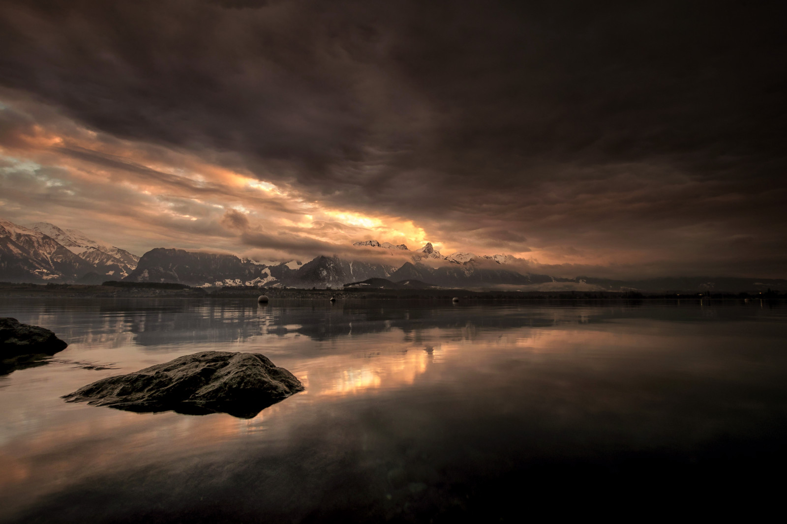 slunečnímu záření, hory, západ slunce, moře, noc, jezero, voda, Příroda, odraz, nebe, mraky, svítání, večer, ráno, pobřeží, měsíční svit, horizont, atmosféra, skály, soumrak, světlo, mrak, svítání, oceán, vlna, natur, tma, wasser, mraky, Berge, jezero, atmosférický jev, meteorologický jev, Thunersee, berneroberland, lakeofthoune, Stockhorn, Umgebung