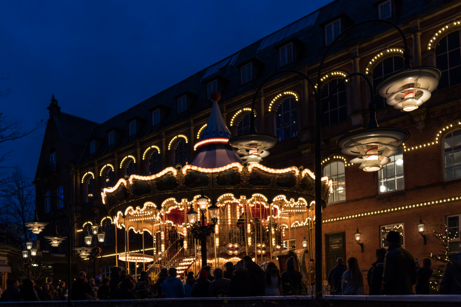 noc, večer, Vánoce, Dánsko, Vánoce, osvětlení, července, Danmark, nightphotography, Tivoli, Natt, exif modelu canoneos760d, geocountry, Kamera aby kánon, geocity, Model fotoaparátu canoneos760d, geostate, geolocation, EXIF čočka efs18200mmf3556is, exif aby kánon, EXIF isospeed 320, exif focallength 20mm, EXIF otvor 35, kopenhavn, k penhamncopenhagen, mezník, vánoční dekorace, zábavní park