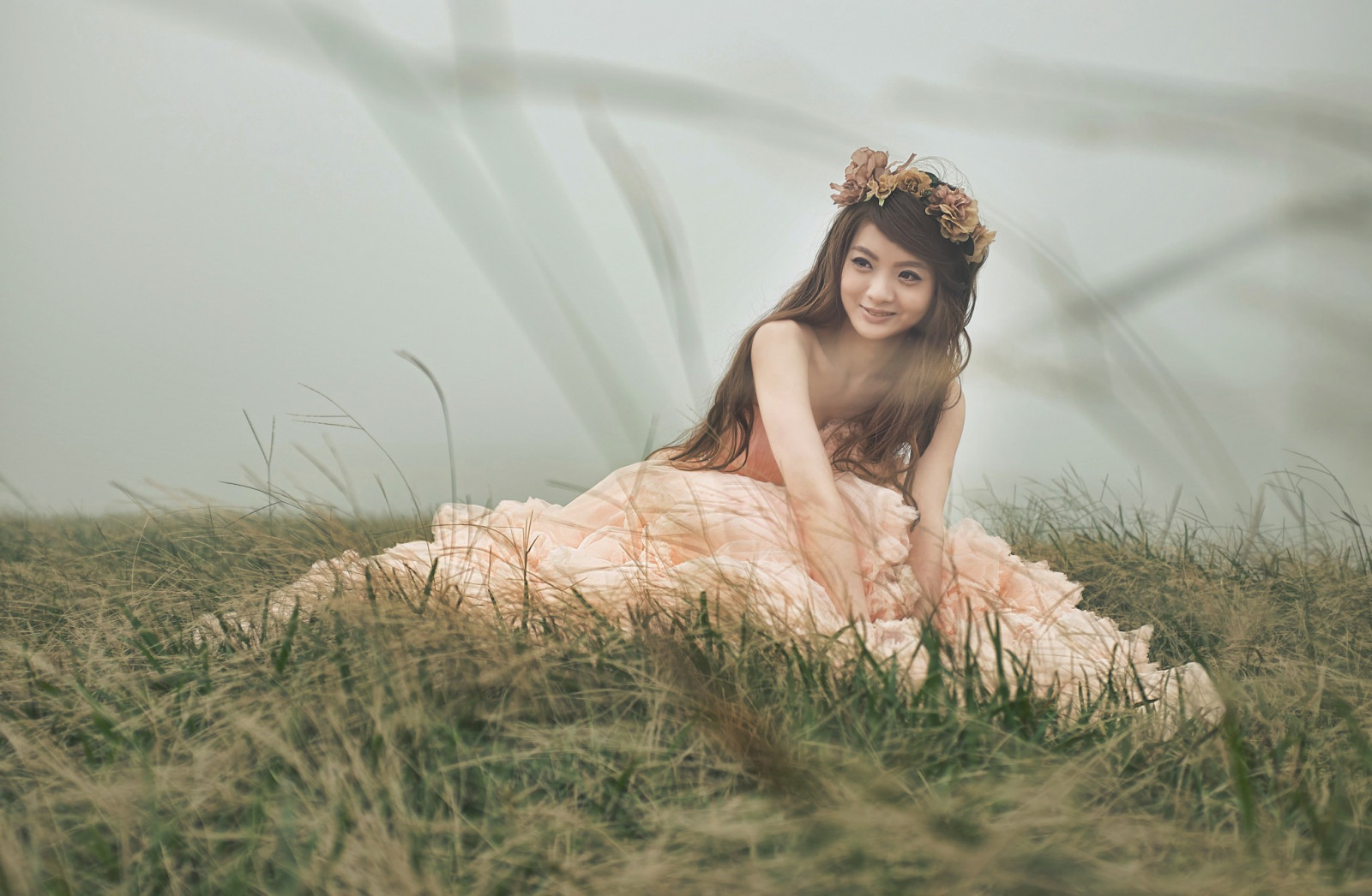 ženy venku, ženy, model, portrét, odvrátila, dlouhé vlasy, bruneta, asijský, sedící, fotografování, šaty, usmívající se, móda, věnce, jaro, kůže, romantika, květ, dívka, krása, žena, dáma, nevěsta, fotografie, portrétní fotografie, focení