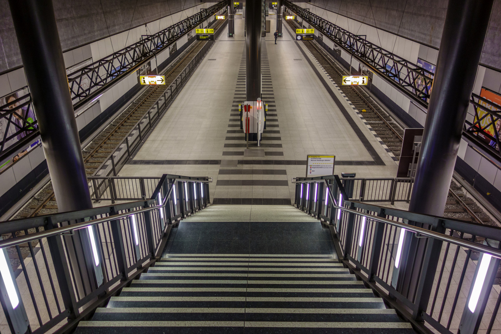 město, noc, budova, symetrie, kov, jezdící schody, schody, metropole, Berlín, podzemí, Lightroom, struktura, zábradlí, rychlá přeprava, vlaky, železo, Hauptbahnhof, čára, sonyrx100, Treppen, Mainstation, urban area, Metropolitní oblast, denní osvětlení, veřejná doprava, dietmarschwanitz, berlinerubahn