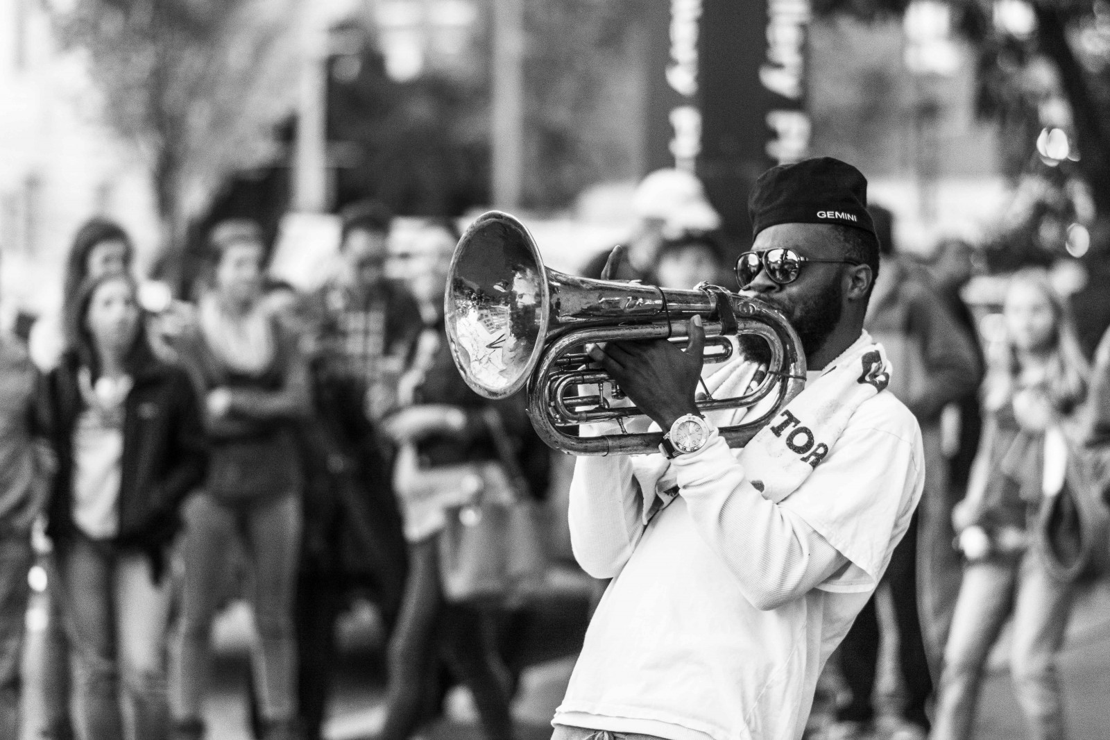 สีขาว, ดำ, ขาวดำ, ถนน, แว่นตากันแดด, ยานพาหนะ, ถนน, เพลง, นักดนตรี, Nikon, ดำและขาว, 85 มม, bw, รูปถ่าย, วอชิงตันดีซี, streetphotography, ฝูงชน, d7100, ดำและขาว, ถ่ายภาพขาวดำ, นักแสดง, galleryplace, frenchhorn, nikkorafs85mm18g