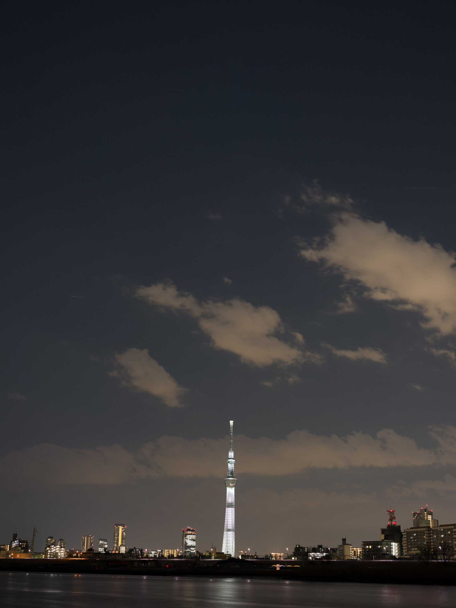 Japonsko, západ slunce, moře, panoráma města, noc, architektura, odraz, nebe, panoráma, večer, věž, horizont, atmosféra, soumrak, Tokio, Fujifilm, jp, Skytree, světlo, mrak, svítání, osvětlené, osvětlení, fuji, tma, Fujinon, gf, gf63mm, gf63mmf28rwr, gfx, gfx50s, mezník, Tokyo Sky Tree, whitelighting, horikiri, Atmosféra Země