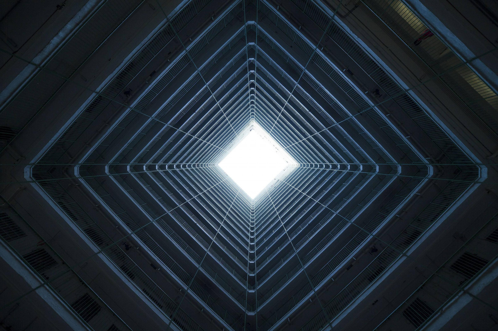 zonlicht, venster, nacht, architectuur, ruimte, gebouw, reflectie, symmetrie, blauw, modern, balkon, cirkel, koepel, licht, verlichting, vorm, ster, ontwerp, lijn, theater, plafond, duisternis, screenshot, astronomisch object