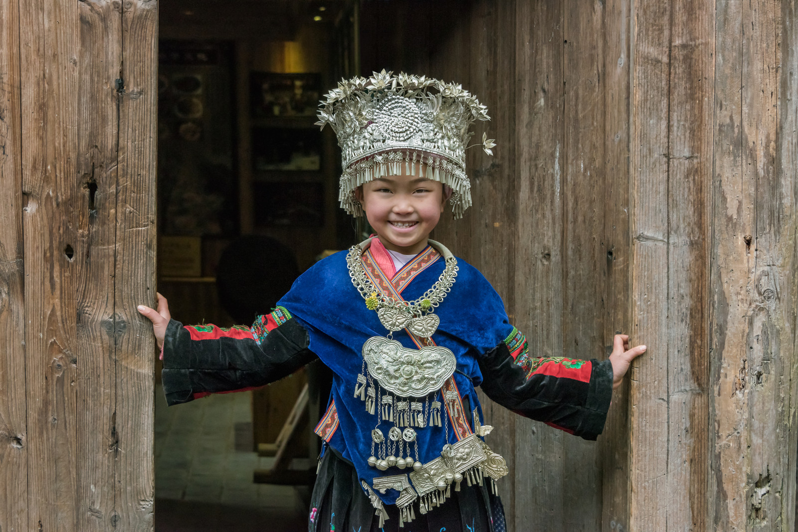 tempel, mennesker, Kina, smilende, blå, forår, Person, tøj, barn, pige, døråbning, kostume, tradition, middelalderen, træhus, silverjewelry, guizhouprovince, traditionalattire, langdeshangmiaovillage