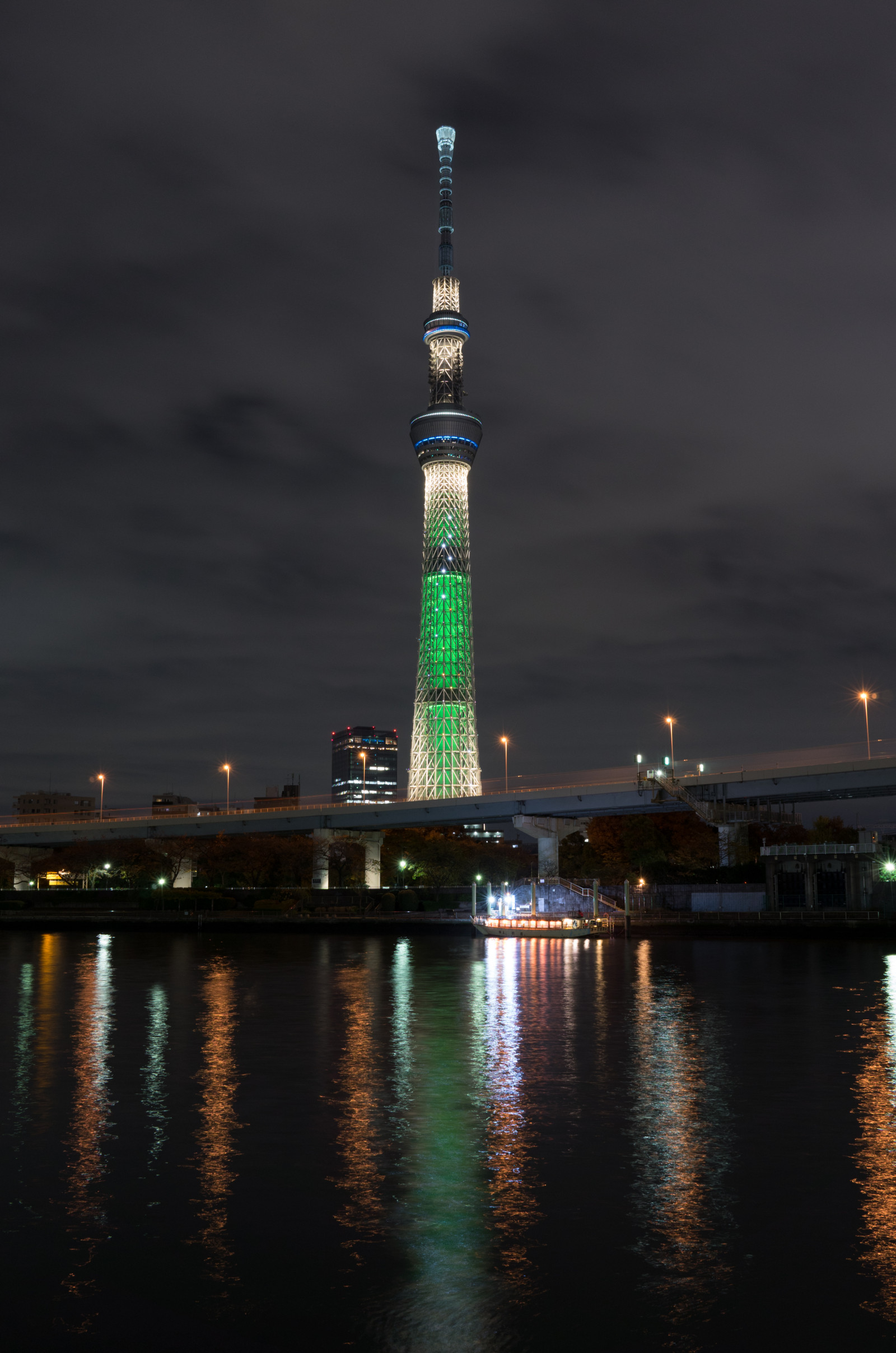 Japonsko, město, panoráma města, noc, architektura, odraz, panoráma, mrakodrap, večer, věž, horizont, soumrak, Leica, Tokio, jp, Skytree, světlo, mrak, zakalený, osvětlené, osvětlení, CC, tma, T, mezník, Tokyo Sky Tree, leicat, Summicron, champagnetree, CreativeCommons, summicron235, 235