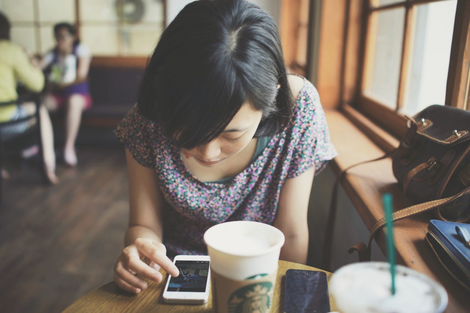 asijský, ženy, ženy venku, káva, Starbucks, mobilní telefon