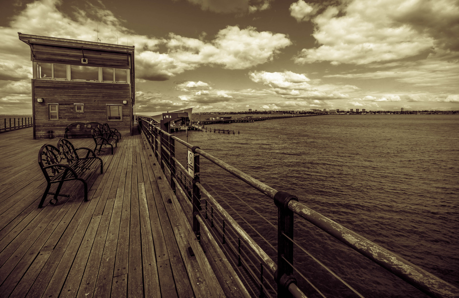 landskab, monokrom, solnedgang, hav, vand, himmel, fotografering, skyer, træ, berolige, England, aften, kyst, bænk, sepia, horisont, udvej, Nikon, mole, britisk, UK, Lightroom, perspektiv, vidvinkel, Sky, bred, ocean, havet, træ-, boardwalk, havudsigt, sigma, d90, engelsk, storbritannien, 1020mm, Essex, 1020, kystnære, ex, sort og hvid, monokrom fotografering, meteorologisk fænomen, lightroom5, Southend-on-Sea, vignettering, Southend, woodenpier, sigmaex, stock photography, fixed link