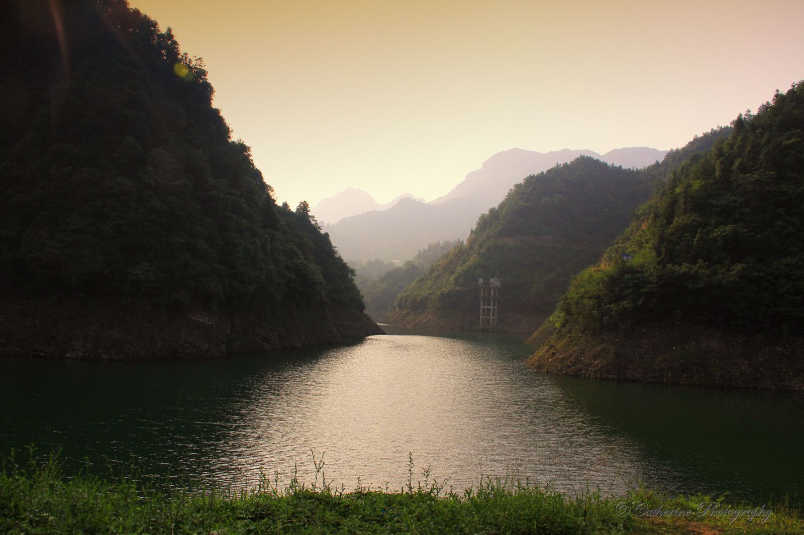 stromy, krajina, hory, Čína, jezero, voda, Příroda, odraz, zelená, ráno, řeka, fjord, přehrada, cestovat, hora, waterscape, nádrž, vysočina, jezero, traviny, atmosférický jev, landform, geografický rys, tělo z vody, shangjiajie