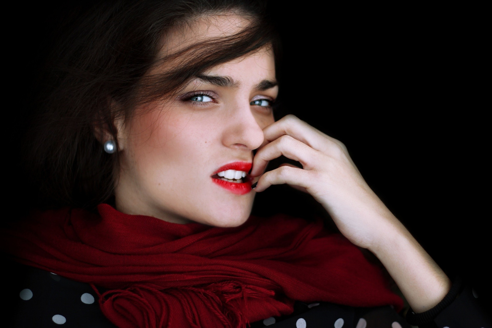 viso, donne, modello, ritratto, rosso, fotografia, cantante, bocca, naso, emozione, Persona, capo, cantando, ragazza, bellezza, Sorriso, occhio, donna, signora, oscurità, Senso, labbro, 2048x1366 px, fotografia di ritratto, servizio fotografico, espressione facciale, corpo umano, organo, avvicinamento, l'azione umana