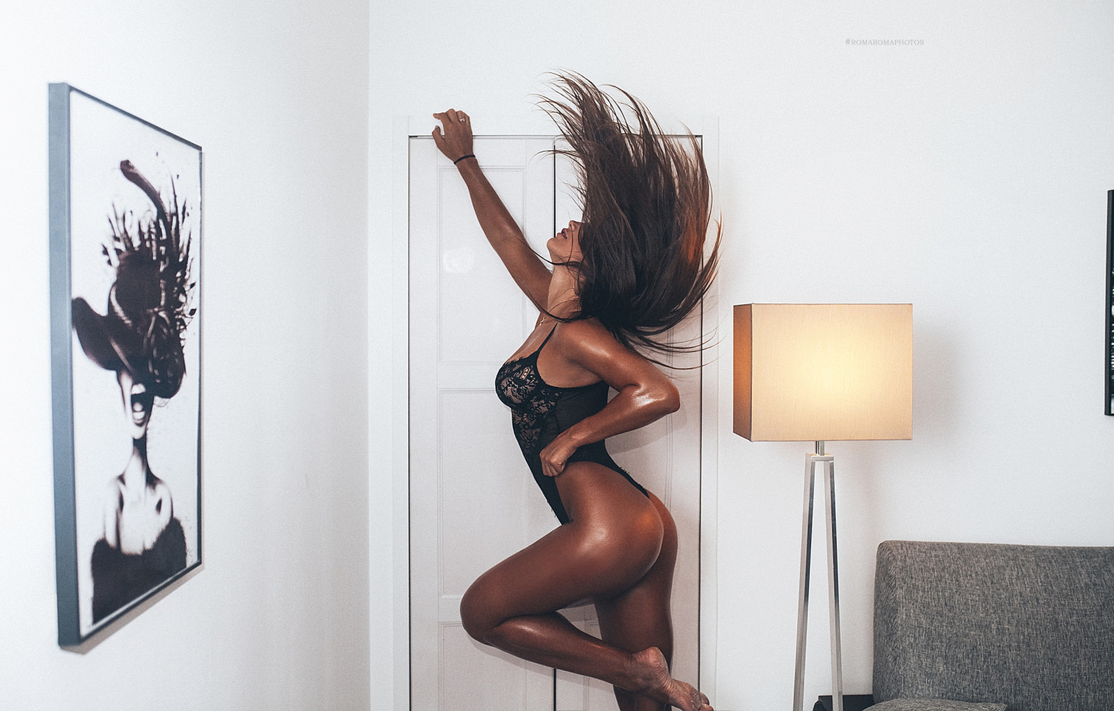 Alexandra Martynova, Roma Roma, ženy, model, uvnitř, bruneta, spodní prádlo, Stahovací, Dámské spodní prádlo, gauč, svítilna, rámy obrazů, naboso, osel, profil, vlasy v obličeji, náhrdelník, Ženy uvnitř