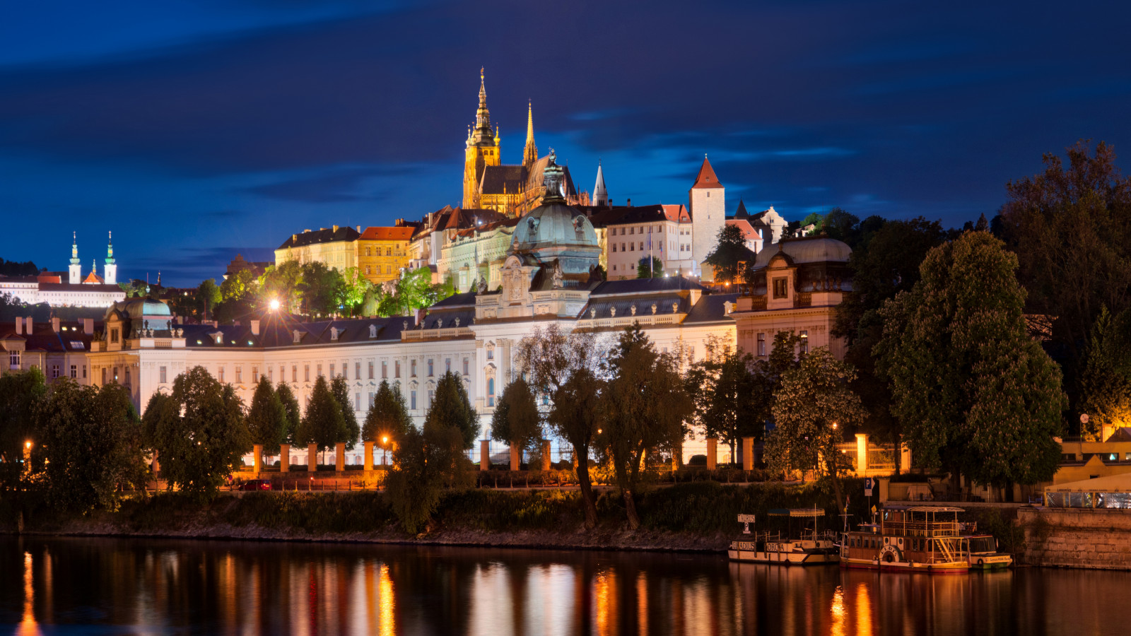 Trey Ratcliff, fotografování, panoráma města, Budapest, Maďarsko, budova, věž, voda, noc, světla, řeka, loď, stromy, nebe, mraky