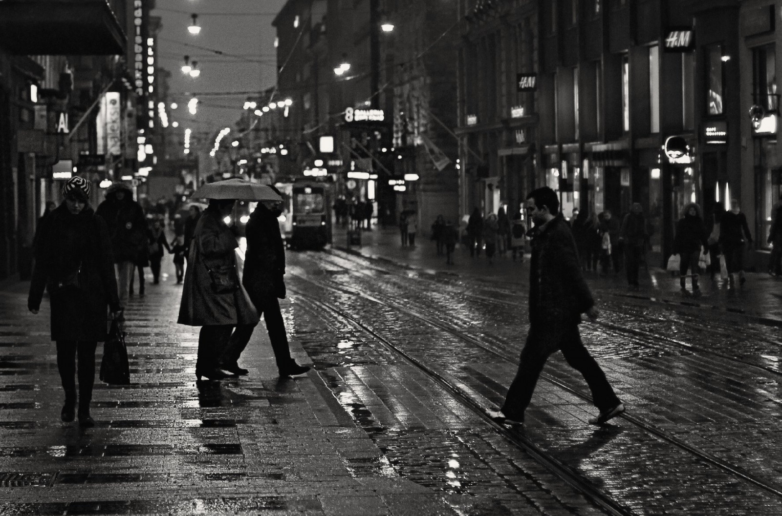 sort og hvid, bw, regn, paraply, Canon, Suomi, Finland, 50mm, Helsinki, regnvejrsdag, regnfuld, mustavalko, canon50mmf14, canoneos550d