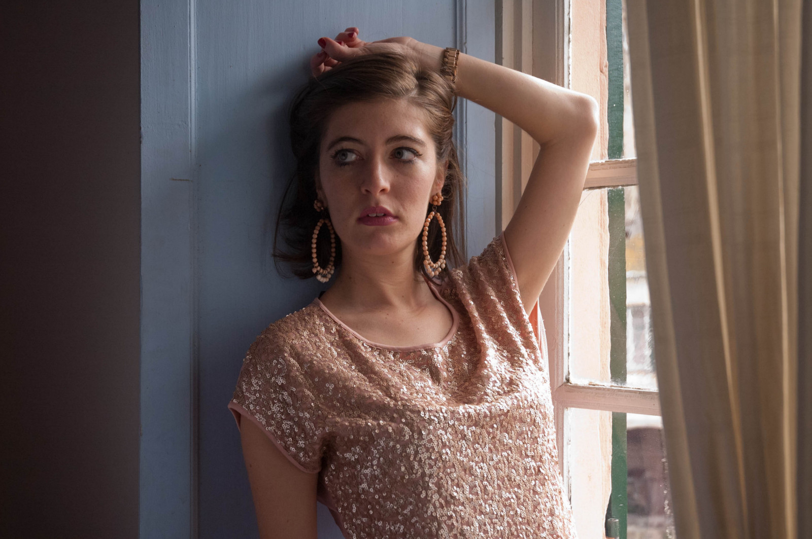 starý, model, portrét, okno, oči, dlouhé vlasy, opuštěný, fotografování, šaty, Dům, modrý, záclona, rty, móda, vlasy, Nikon, růžový, Osoba, kůže, lesk, oblečení, dívka, krása, oko, žena, dáma, sexy, sara, bestportraitsaoi, elitegalleryaoi, nevěsta, fotografie, smyslný, panské sídlo, blond, účes, fromyoutous, portrétní fotografie, focení, hnědé vlasy, umění model, břicho, alessiadulbecco, panství, paillettes