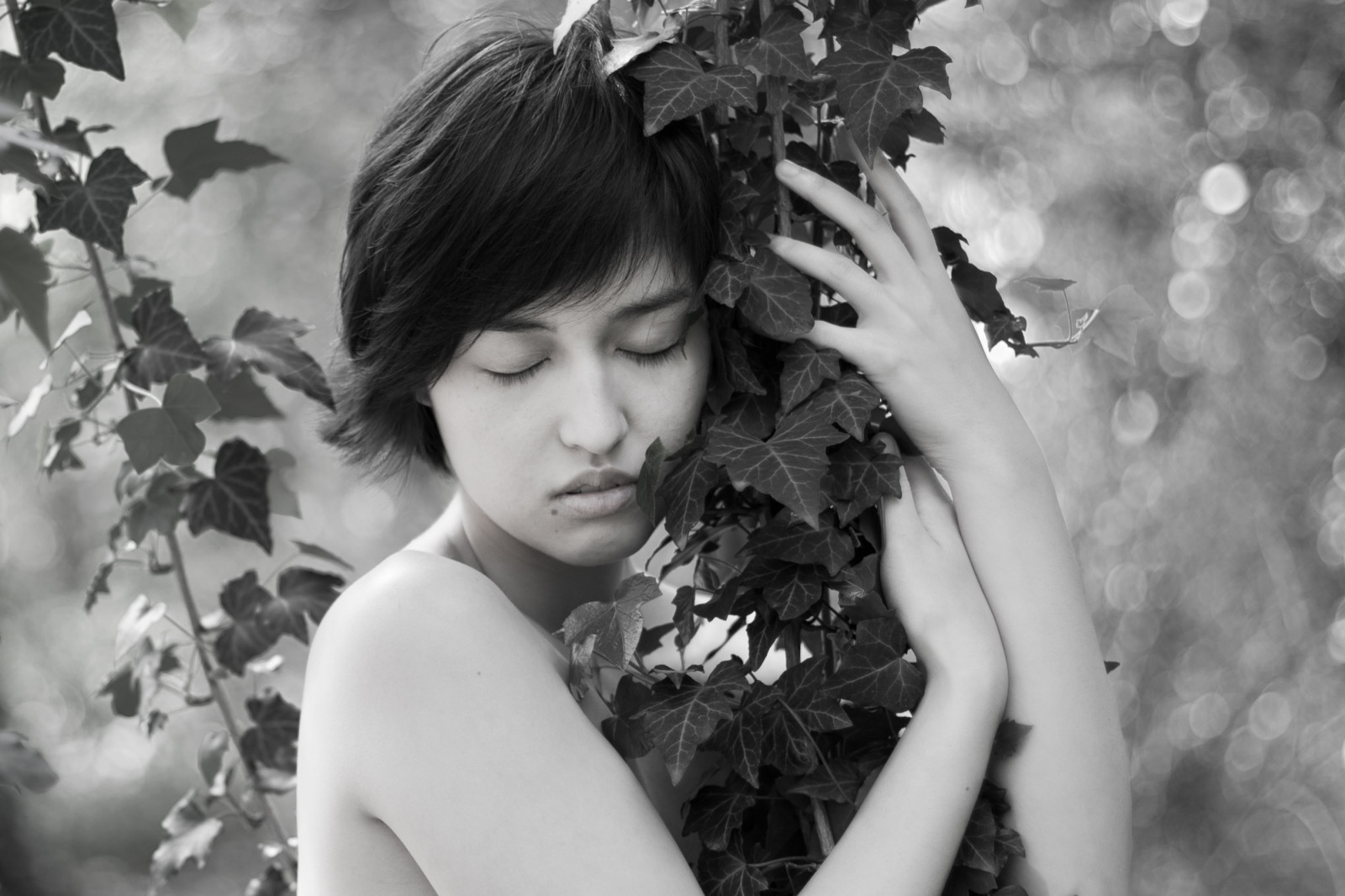 bílý, Černá, černobílý, model, portrét, ruce, oči, fotografování, šaty, Šedá, Kánon, bokeh, emoce, Osoba, Zavřeno, citový, pocity, břečťan, Černý a bílý, 5 d, květ, dívka, krása, Černá bílá, žena, emoce, ženský, mano, les, fotografie, 3, objetí, Na výšku, femme, portrétování, noiretblanc, blancoynegro, femaleportrait, noirblanc, mani, krátké vlasy, iii, 5D3, Černý a bílý, monochromatické fotografování, portrétní fotografie, focení, yeux, napájecí, canon5diii, Manos, ritrato, Lierre, yvesan, biancoinerro