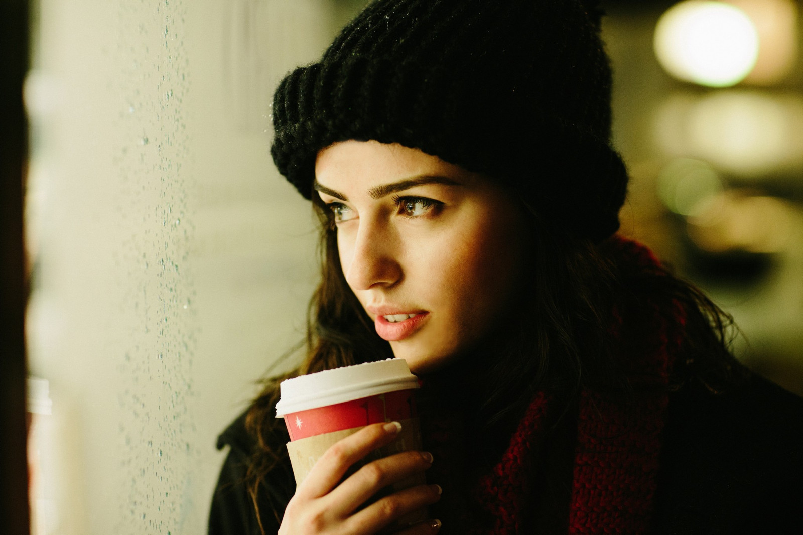 nero, donne, modello, ritratto, guardare lontano, rosso, fotografia, moda, sciarpa, tazza, Persona, capi di abbigliamento, capo, cappello di lana, colore, ragazza, bellezza, donna, signora, berretto, 2048x1365 px, fotografia di ritratto, servizio fotografico