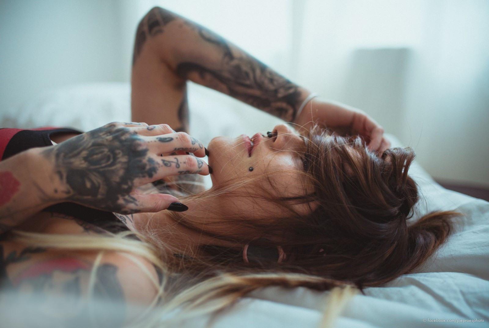 ženy, model, dlouhé vlasy, bruneta, fotografování, tetování, černé nehty, pronikavý, vlasy, kůže, hlava, romantika, dívka, krása, ruka, noha, smysl, paže, účes, Lidské tělo, interakce