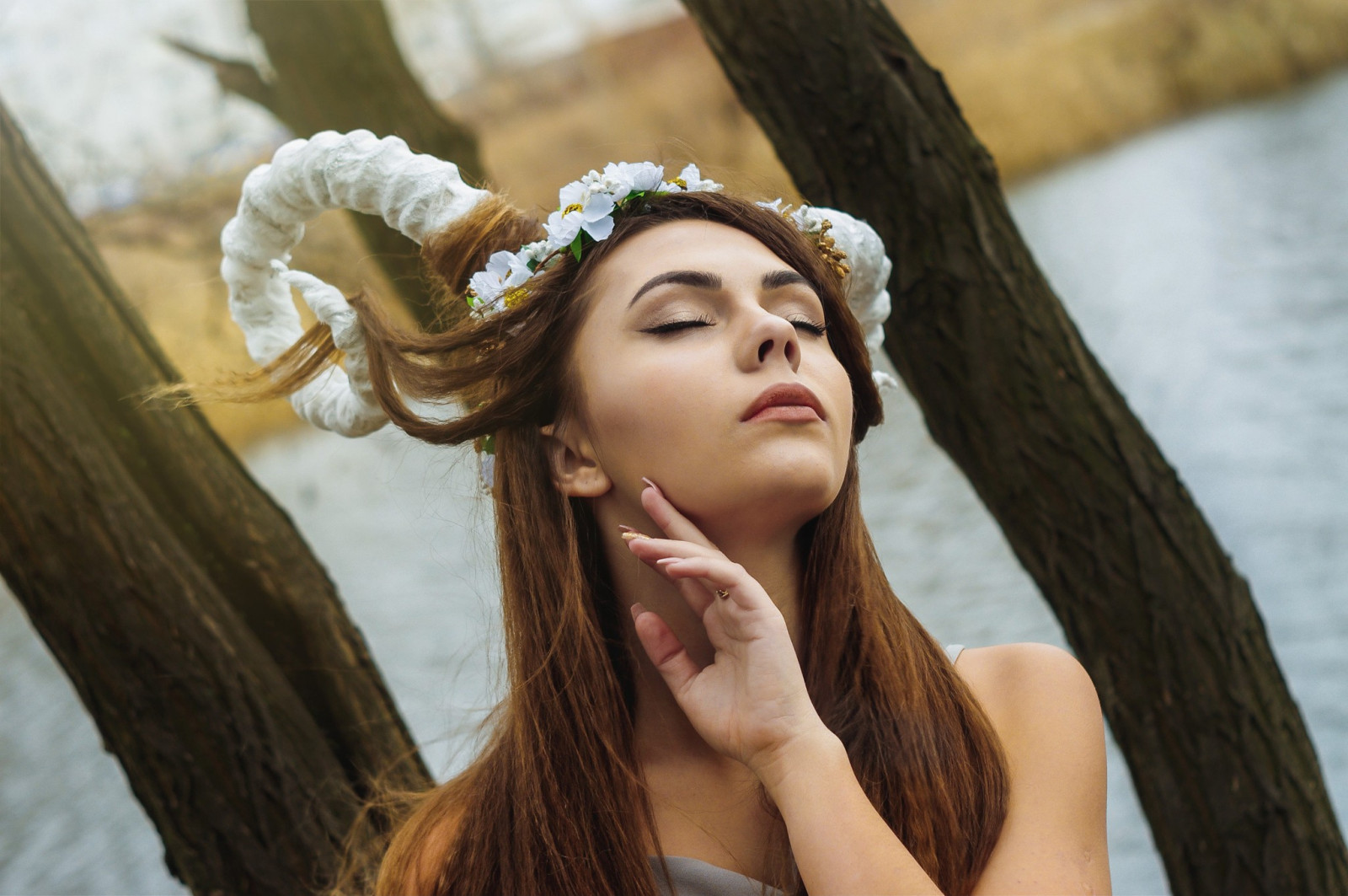 tvář, stromy, ženy venku, ženy, model, portrét, hloubka pole, ruce, dlouhé vlasy, zavřenýma očima, voda, Příroda, bruneta, holá ramena, vlnité vlasy, makeup, fotografování, růžky, větev, móda, vlasy, Květina ve vlasech, jaro, Osoba, kůže, oblečení, hlava, dívka, krása, usměj se, žena, dáma, zábava, fotografie, účes, portrétní fotografie, focení, mimika