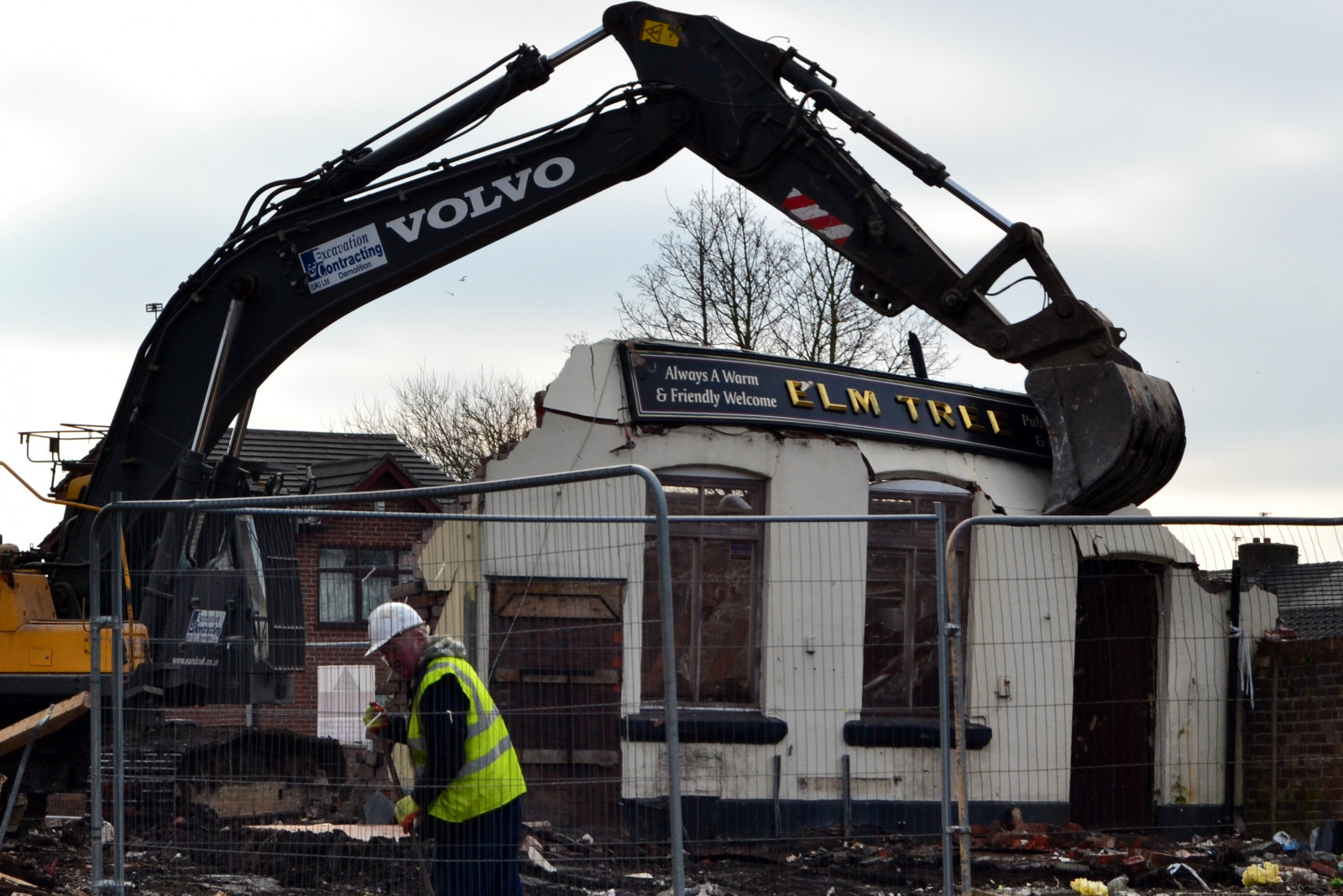 auto, budova, vozidlo, vrak, napít se, pivo, kov, konstrukce, plot, Volvo, doprava, strom, flickr, , pivovar, Lancashire, demolice, Warrington, Ale, jilm, Burtonwood