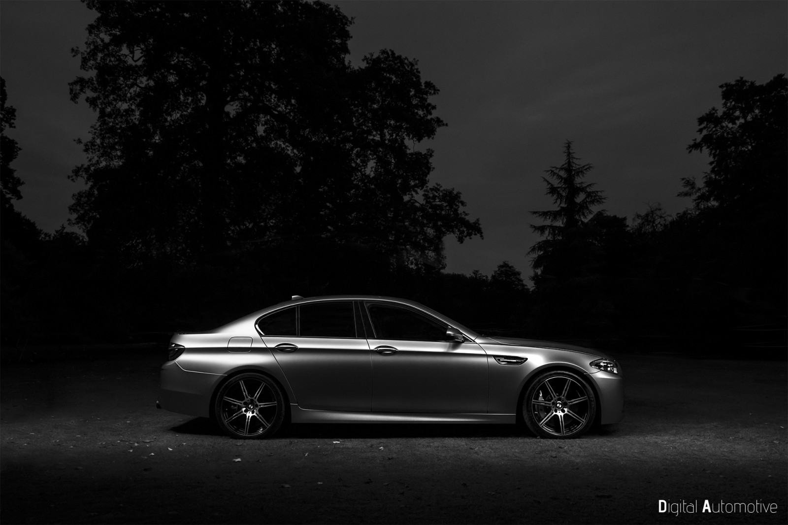 bílý, Černá, černobílý, sport, auto, odraz, nebe, BMW, vozidlo, silnice, fotografování, Nikon, sportovní auto, stříbrný, satén, řidičský, výkon auta, Hypercar, limuzína, M, UMĚNÍ, světlo, tělesné, kolo, cars, design, fotografie, digitální, Napájení, M5, okraj, superauto, lightpainting, momentka, worldcars, automotive, carphotography, automotivephotography, rychlé auto, počítač tapeta, Černý a bílý, monochromatické fotografování, automobilového designu, automobilový exteriér, luxusní vůz, rodinný vůz, kompaktní vůz, motorové vozidlo, osobní luxusní automobil, výkonné auto, sportovní sedan, road trip, střední velikost auta, světlomet, auto part, mluvil, v plné velikosti vůz, benzín, kola z lehkých slitin, wiltonhouse, automotiveart, colinsmart, digitalautomotive, automotive Lighting, Wcs2014, automotive wheel system