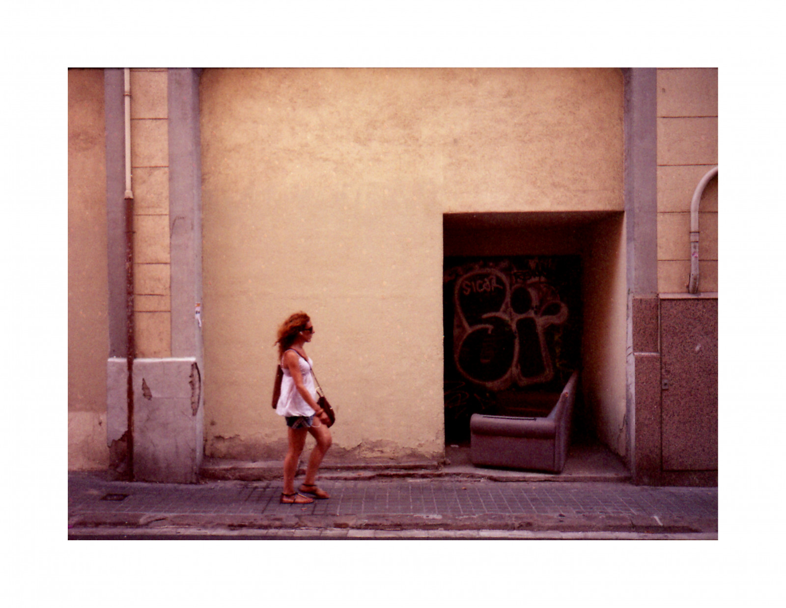 Porträt, verlassen, Sitzung, Mauer, Sessel, Stehen, Stift, Barcelona, 35MM, Fujifilm, Olymp, Winkel, 200, Mädchen, Sofa, Analoge, Foto, Film, analog, Strassenfotografie, abgelaufen, 35, Schnappschuss, Perfil, Retrieren, Superia, Bodenbelag, Pelicula, Halfframe, Singleframe, Ee2, Pel licula, stock photography