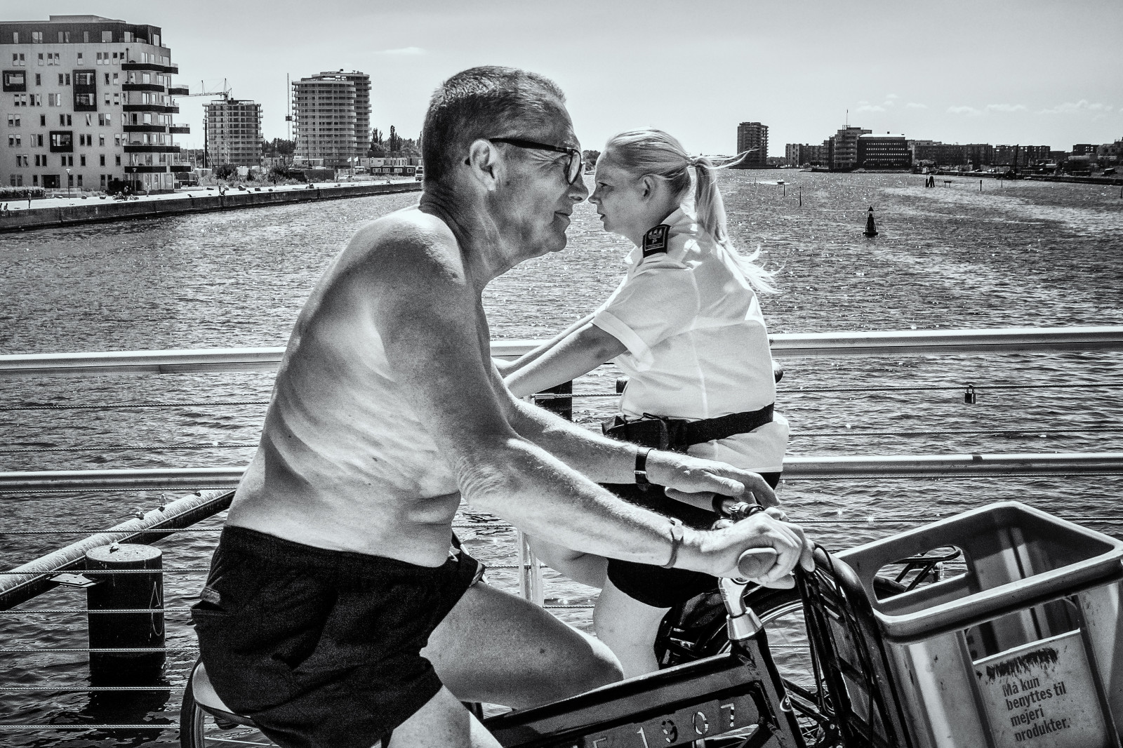 hvid, sort, monokrom, gade, vand, bil, cykel, sidder, køretøj, vej, fotografering, havn, næse, Person, Danmark, ferie, København, sort og hvid, pige, bw, mand, marine, kvinde, sjovt, kvinde, human, Havn, k benhavn, Islandsbrygge, stil, fotografi, streetphotography, transport, oprigtig, han-, øjebliksbillede, rekreation, sort og hvid, monokrom fotografering, interaktion, passerer, cph, manpowered, human behavior